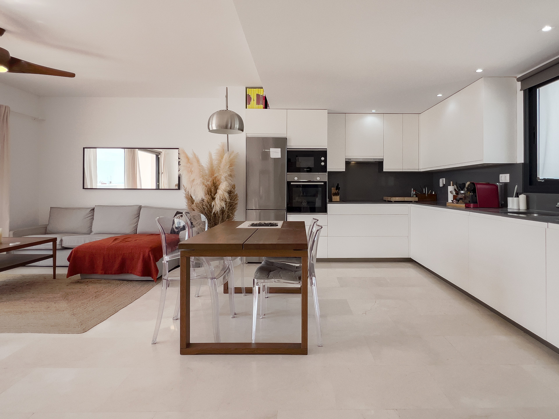Spectacular penthouse in Golf Doña Julia with sea views, large solarium, terraces, swimming pools and gym. Close to the beach and services.