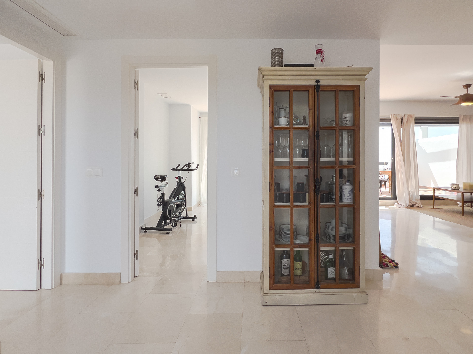 Spectacular penthouse in Golf Doña Julia with sea views, large solarium, terraces, swimming pools and gym. Close to the beach and services.