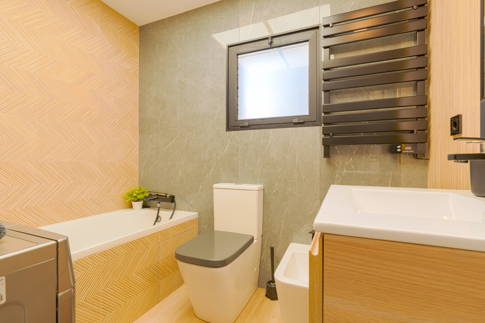 Renovated 120 m² apartment in Las Lagunas, with 4 bedrooms, 2 bathrooms and communal parking.