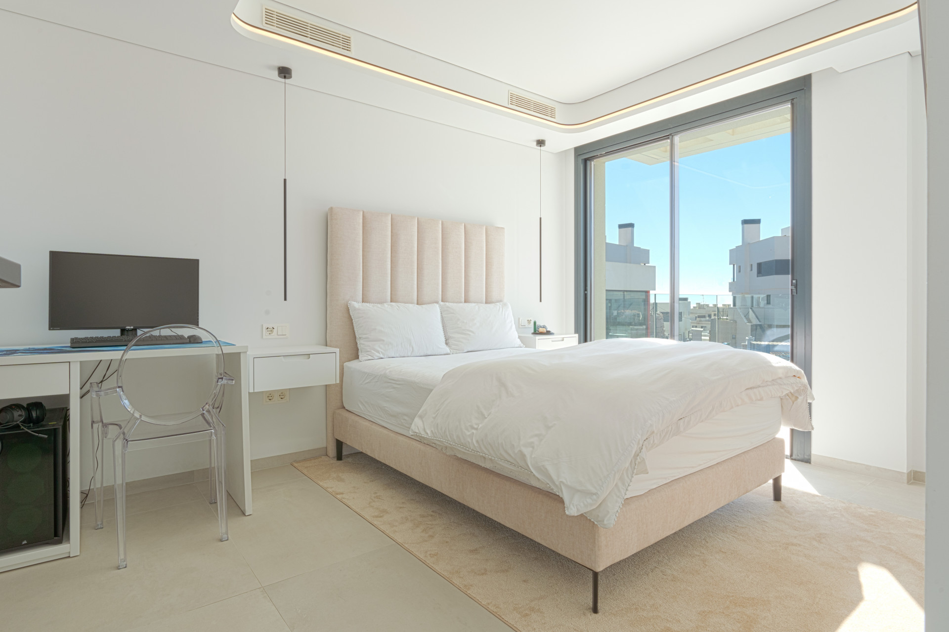 This luxury villa in La Cala de Mijas blends contemporary design, spaciousness, and comfort in a prime location. Just minutes from the beach and town center, it features bright living spaces, a private saltwater pool, and a versatile basement.