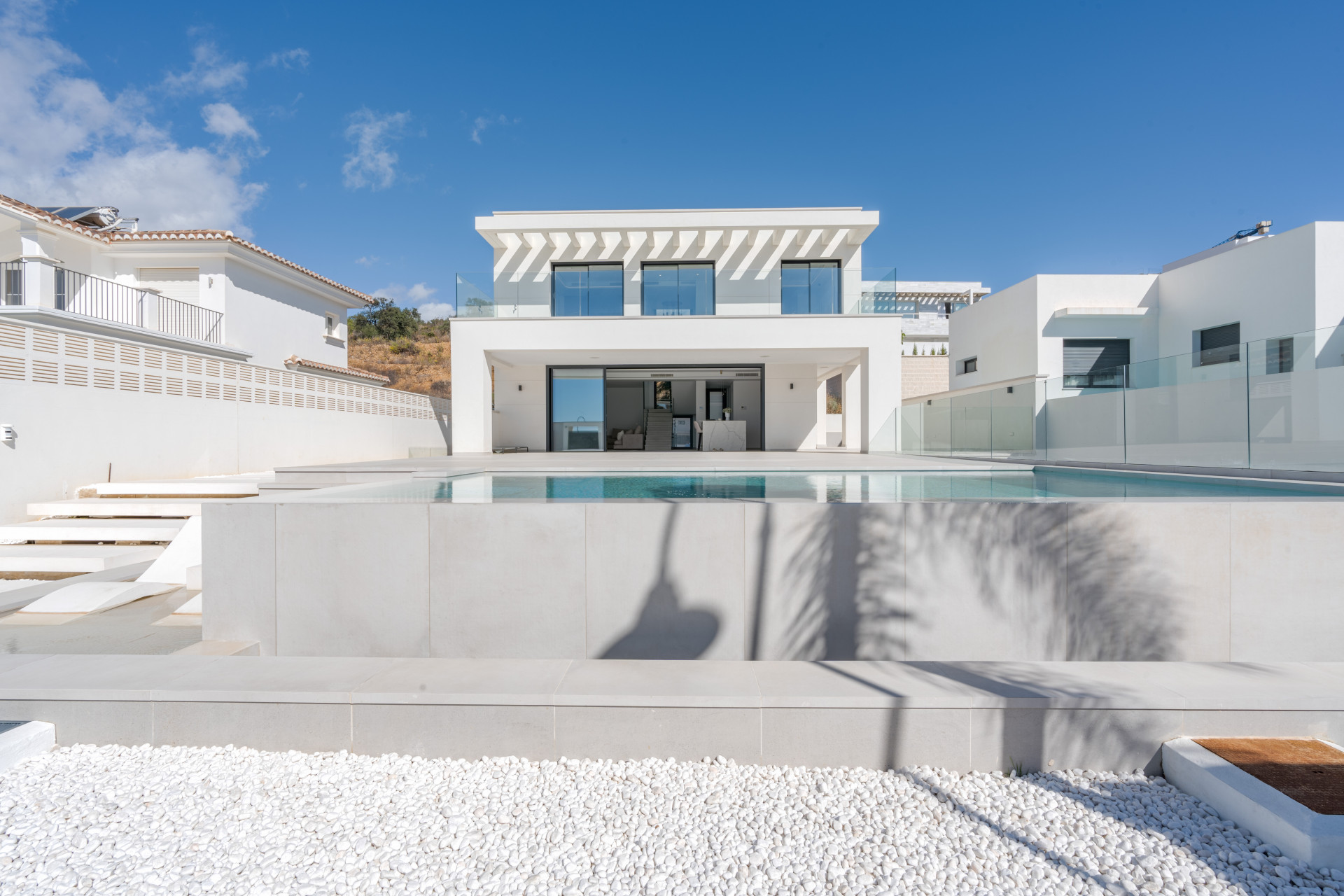 This luxury villa in La Cala de Mijas blends contemporary design, spaciousness, and comfort in a prime location. Just minutes from the beach and town center, it features bright living spaces, a private saltwater pool, and a versatile basement.