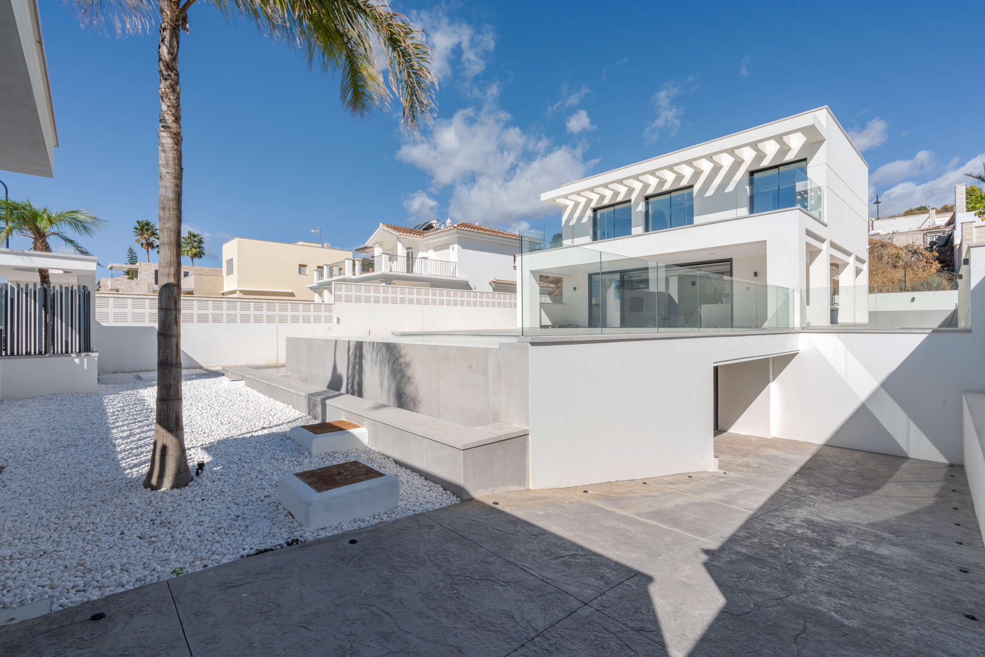 This luxury villa in La Cala de Mijas blends contemporary design, spaciousness, and comfort in a prime location. Just minutes from the beach and town center, it features bright living spaces, a private saltwater pool, and a versatile basement.