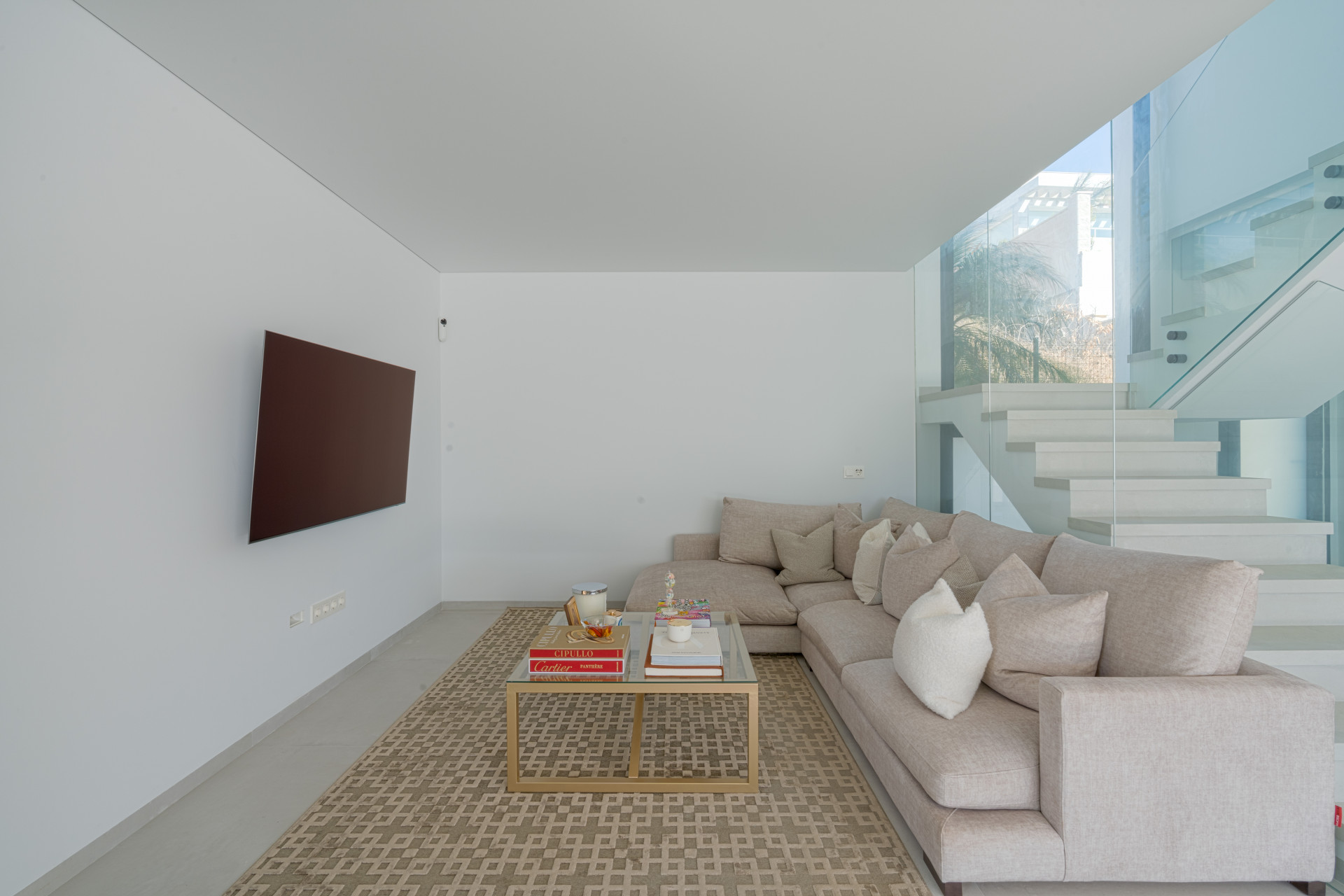 This luxury villa in La Cala de Mijas blends contemporary design, spaciousness, and comfort in a prime location. Just minutes from the beach and town center, it features bright living spaces, a private saltwater pool, and a versatile basement.