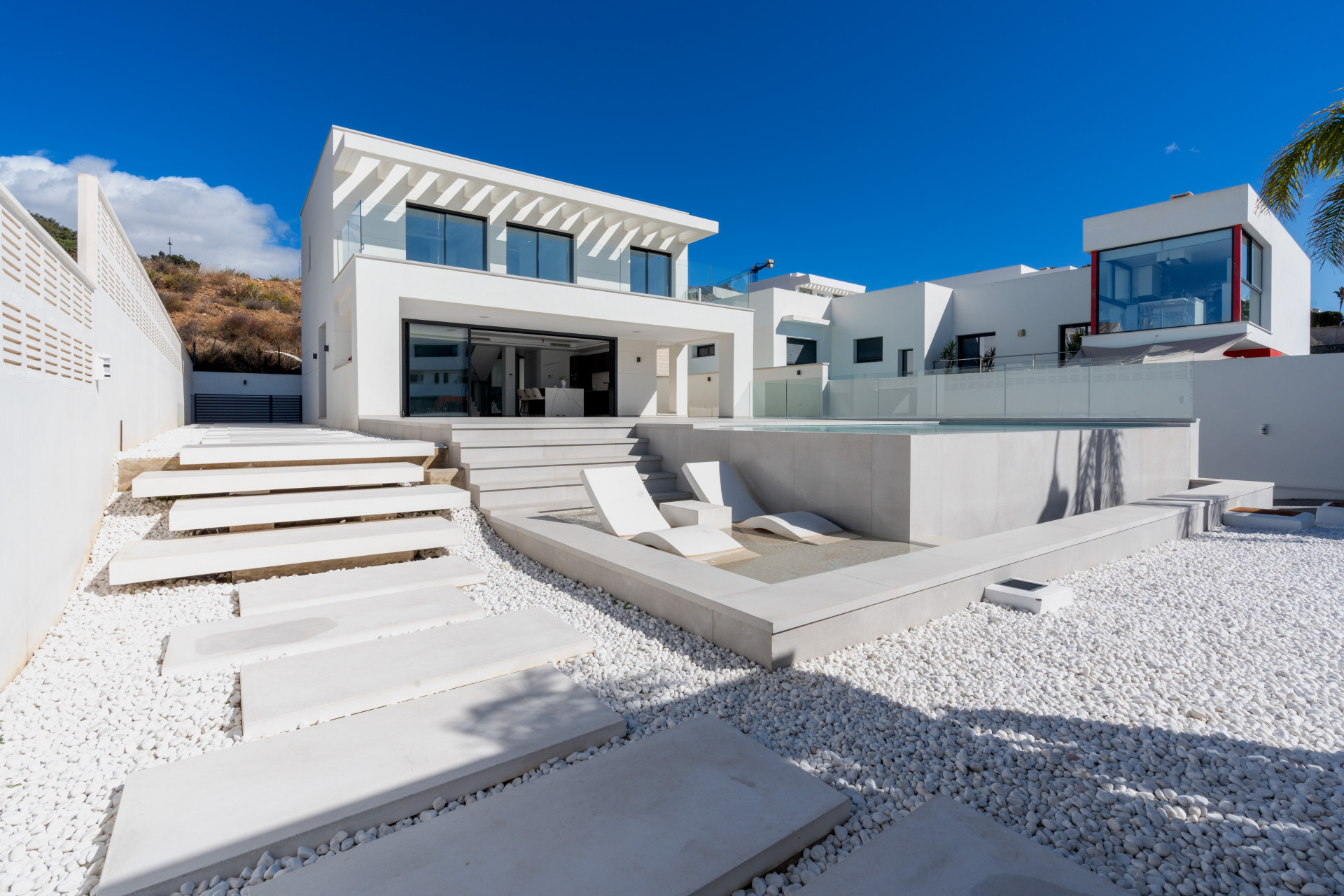 This luxury villa in La Cala de Mijas blends contemporary design, spaciousness, and comfort in a prime location. Just minutes from the beach and town center, it features bright living spaces, a private saltwater pool, and a versatile basement.