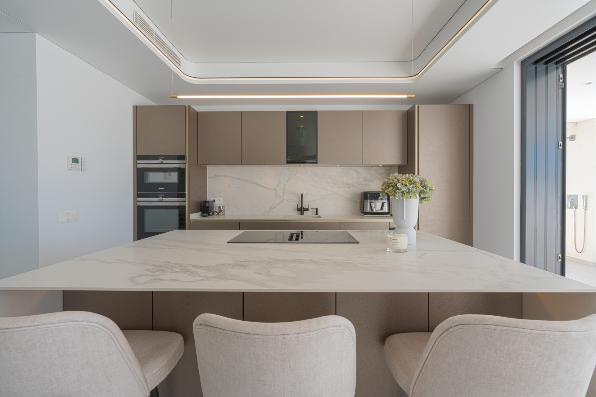 This luxury villa in La Cala de Mijas blends contemporary design, spaciousness, and comfort in a prime location. Just minutes from the beach and town center, it features bright living spaces, a private saltwater pool, and a versatile basement.