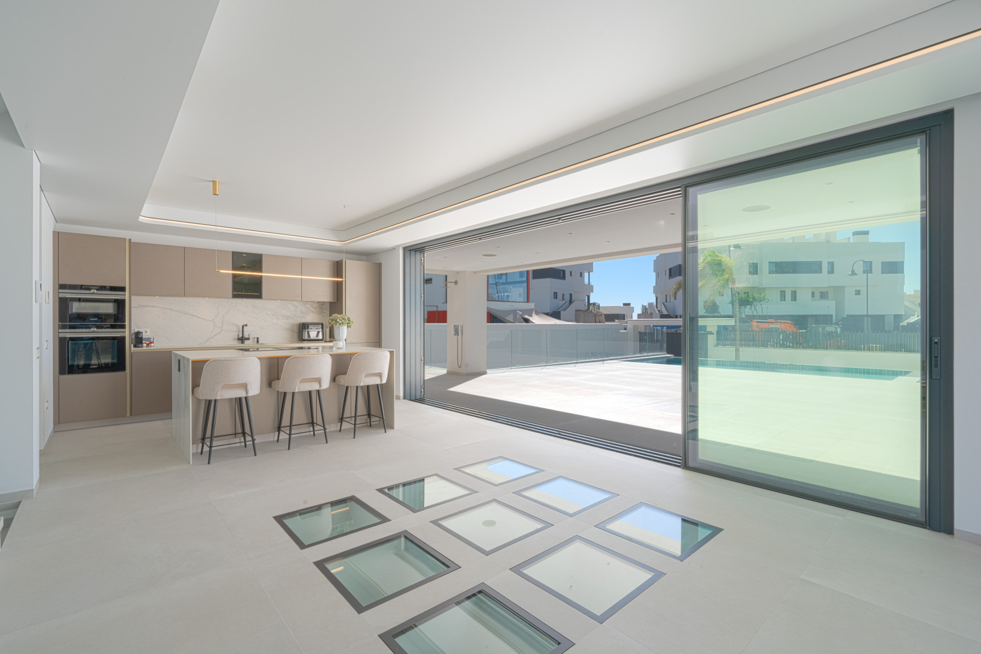 This luxury villa in La Cala de Mijas blends contemporary design, spaciousness, and comfort in a prime location. Just minutes from the beach and town center, it features bright living spaces, a private saltwater pool, and a versatile basement.