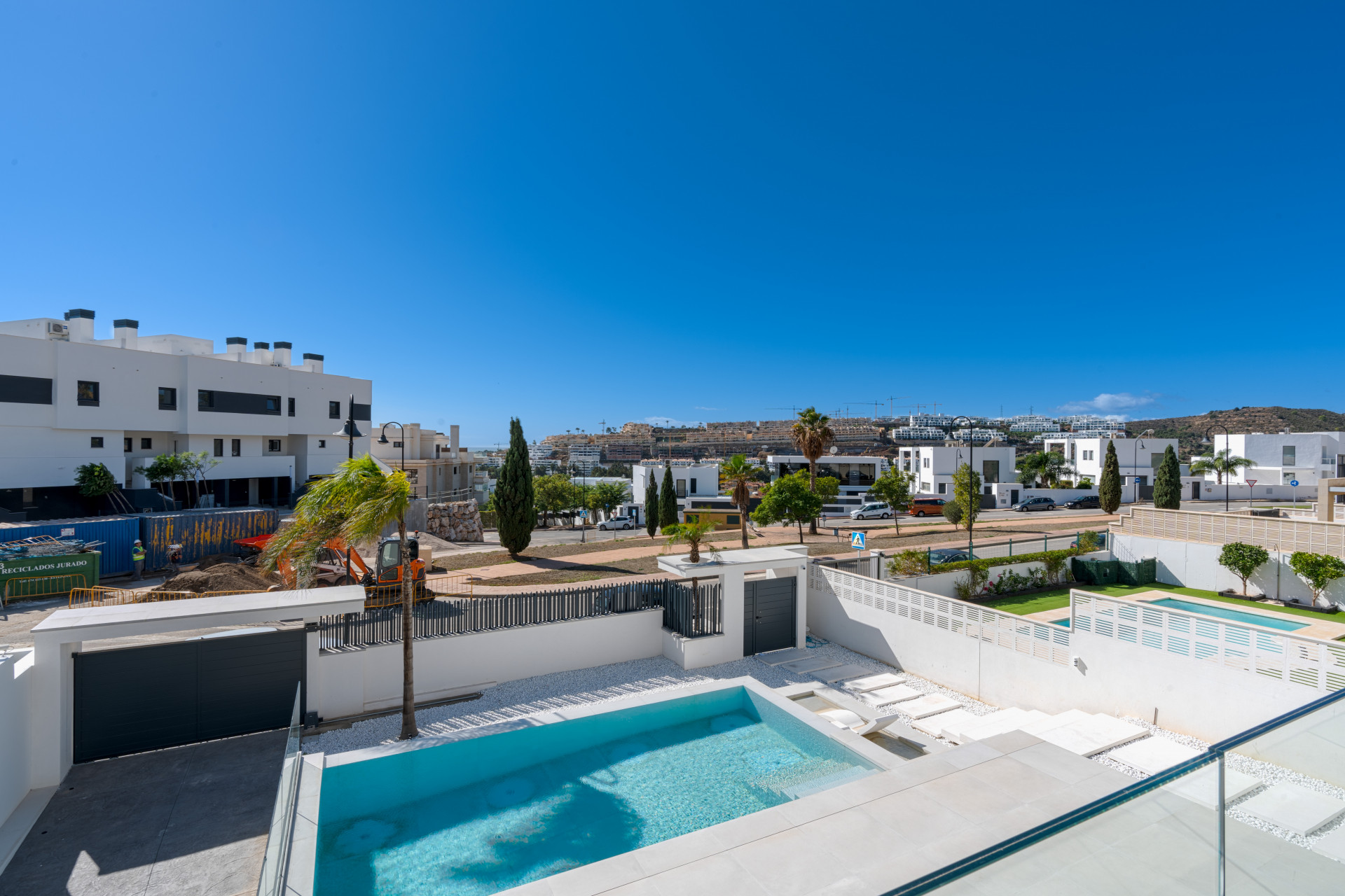 This luxury villa in La Cala de Mijas blends contemporary design, spaciousness, and comfort in a prime location. Just minutes from the beach and town center, it features bright living spaces, a private saltwater pool, and a versatile basement.