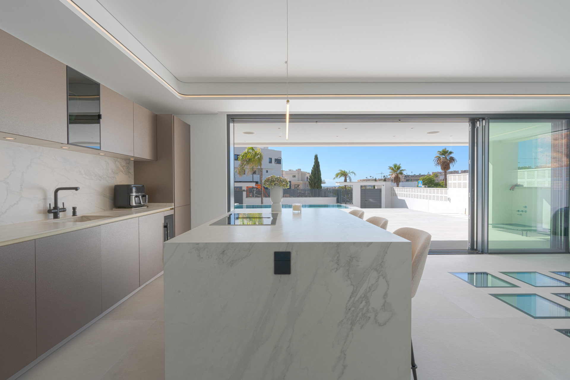 This luxury villa in La Cala de Mijas blends contemporary design, spaciousness, and comfort in a prime location. Just minutes from the beach and town center, it features bright living spaces, a private saltwater pool, and a versatile basement.