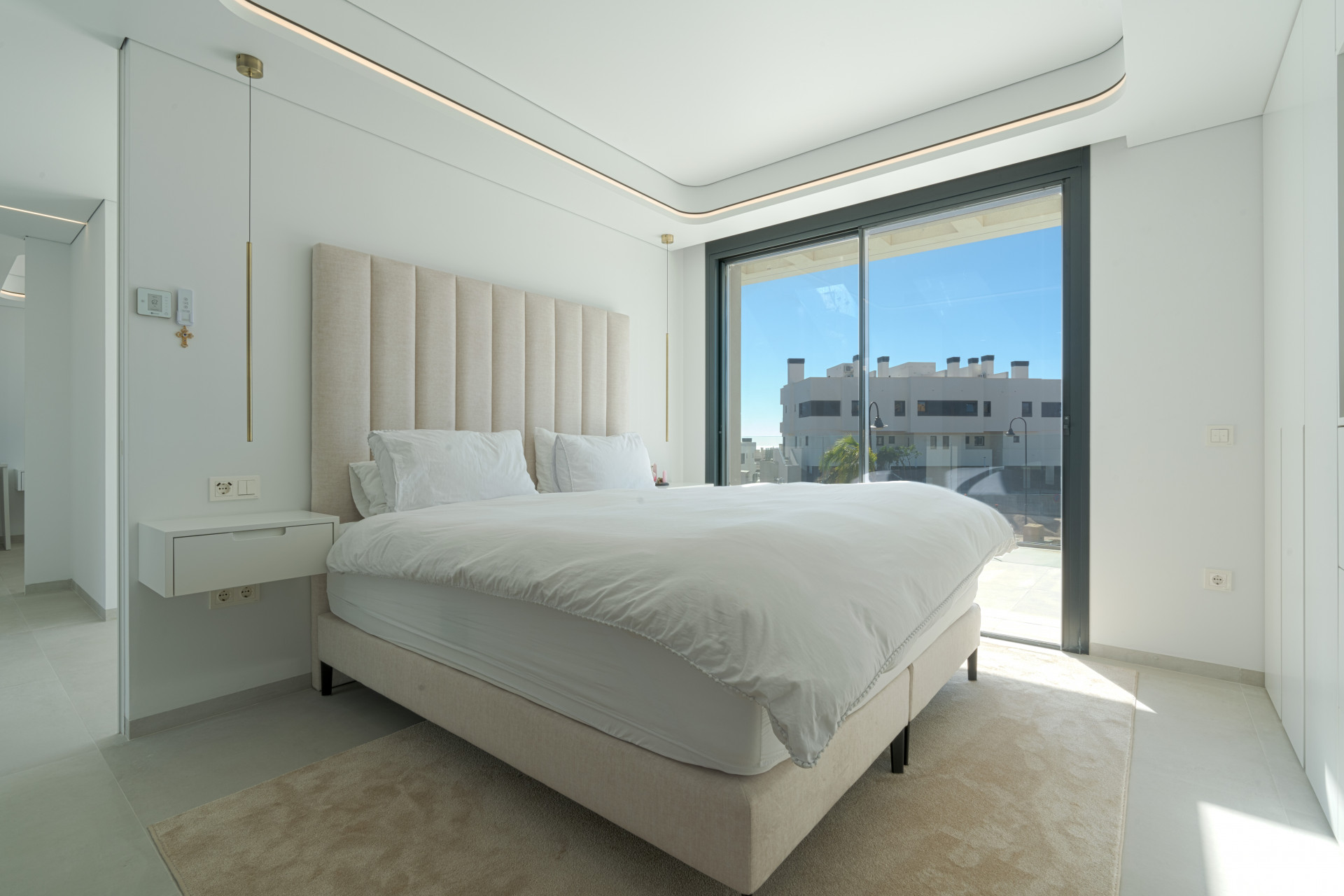 This luxury villa in La Cala de Mijas blends contemporary design, spaciousness, and comfort in a prime location. Just minutes from the beach and town center, it features bright living spaces, a private saltwater pool, and a versatile basement.