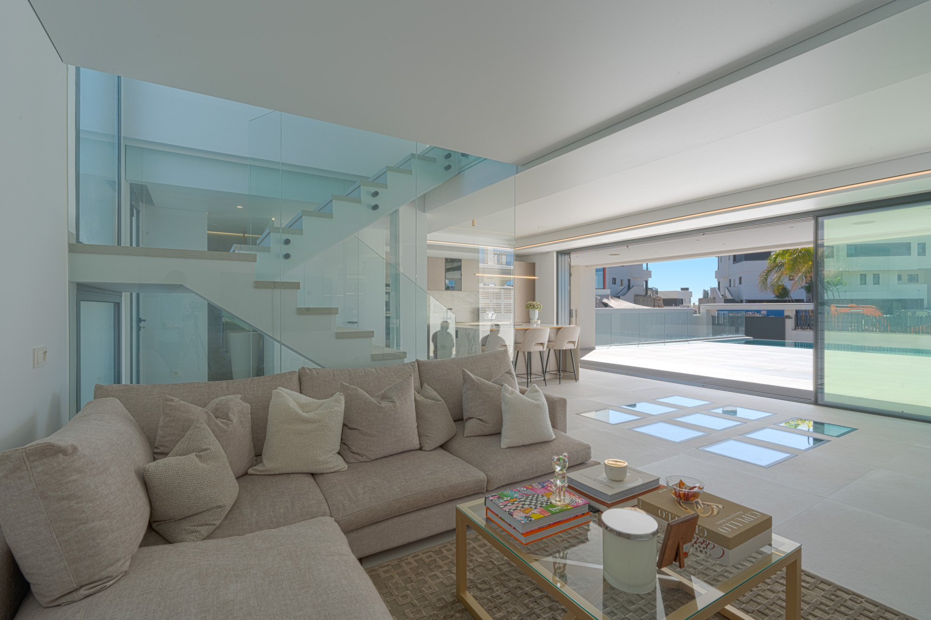 This luxury villa in La Cala de Mijas blends contemporary design, spaciousness, and comfort in a prime location. Just minutes from the beach and town center, it features bright living spaces, a private saltwater pool, and a versatile basement.