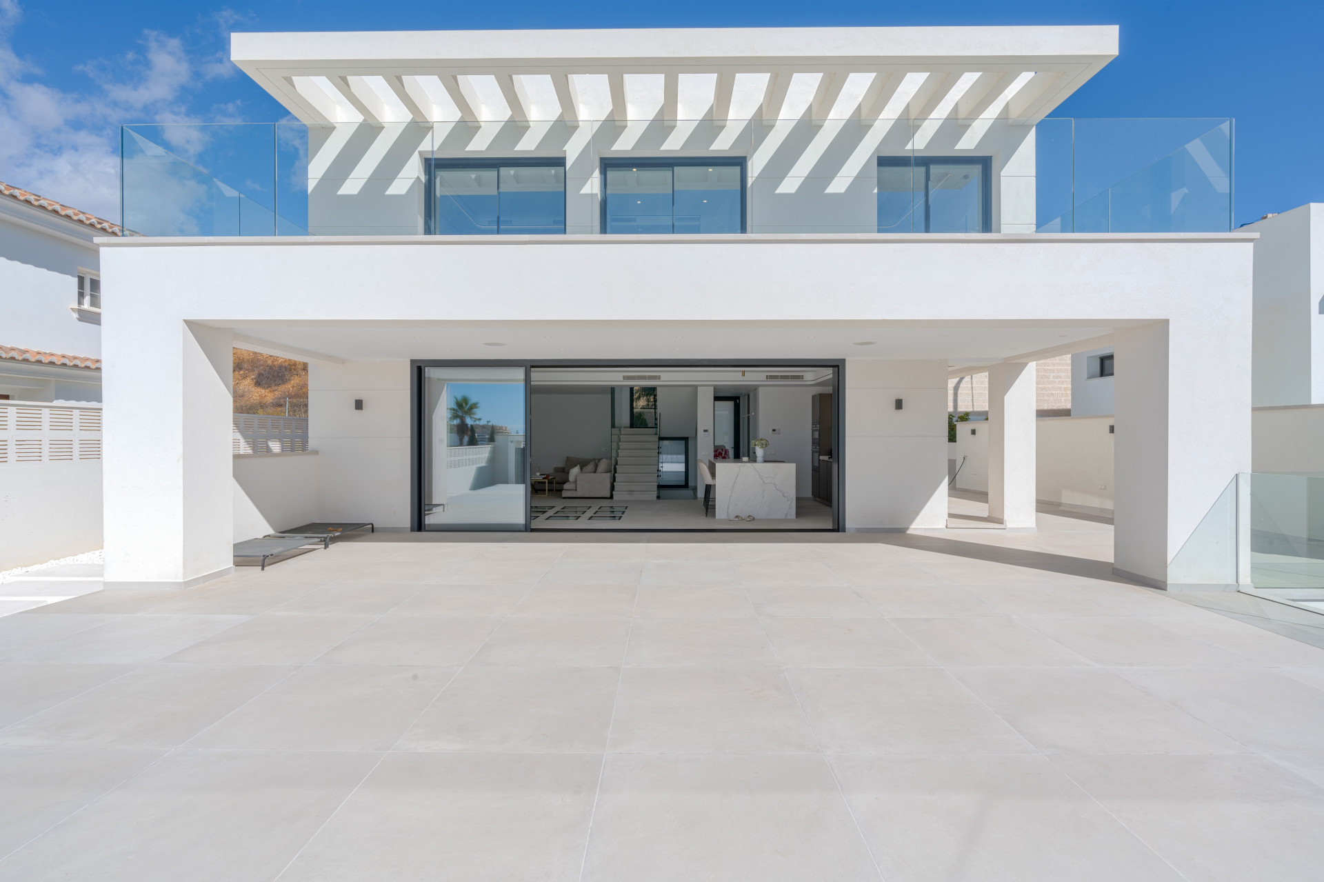 This luxury villa in La Cala de Mijas blends contemporary design, spaciousness, and comfort in a prime location. Just minutes from the beach and town center, it features bright living spaces, a private saltwater pool, and a versatile basement.
