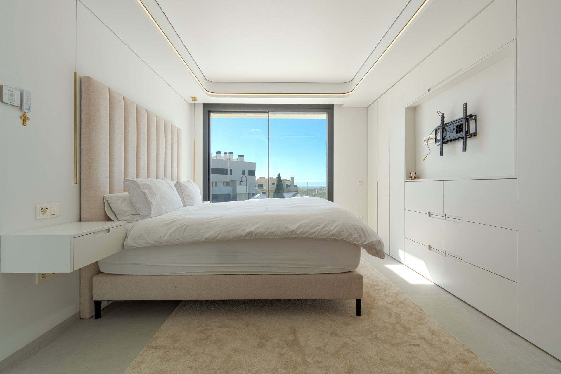 This luxury villa in La Cala de Mijas blends contemporary design, spaciousness, and comfort in a prime location. Just minutes from the beach and town center, it features bright living spaces, a private saltwater pool, and a versatile basement.