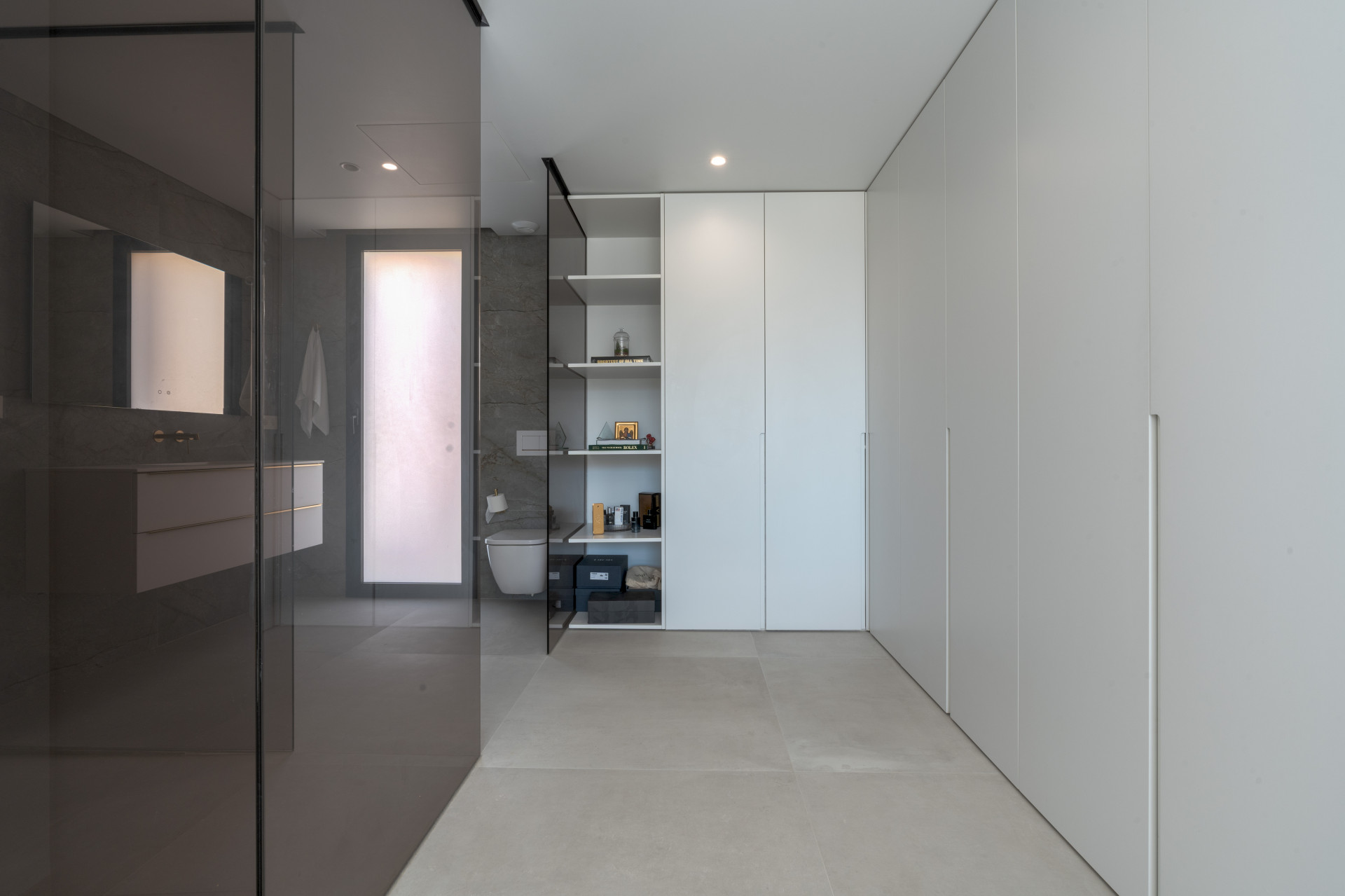 This luxury villa in La Cala de Mijas blends contemporary design, spaciousness, and comfort in a prime location. Just minutes from the beach and town center, it features bright living spaces, a private saltwater pool, and a versatile basement.