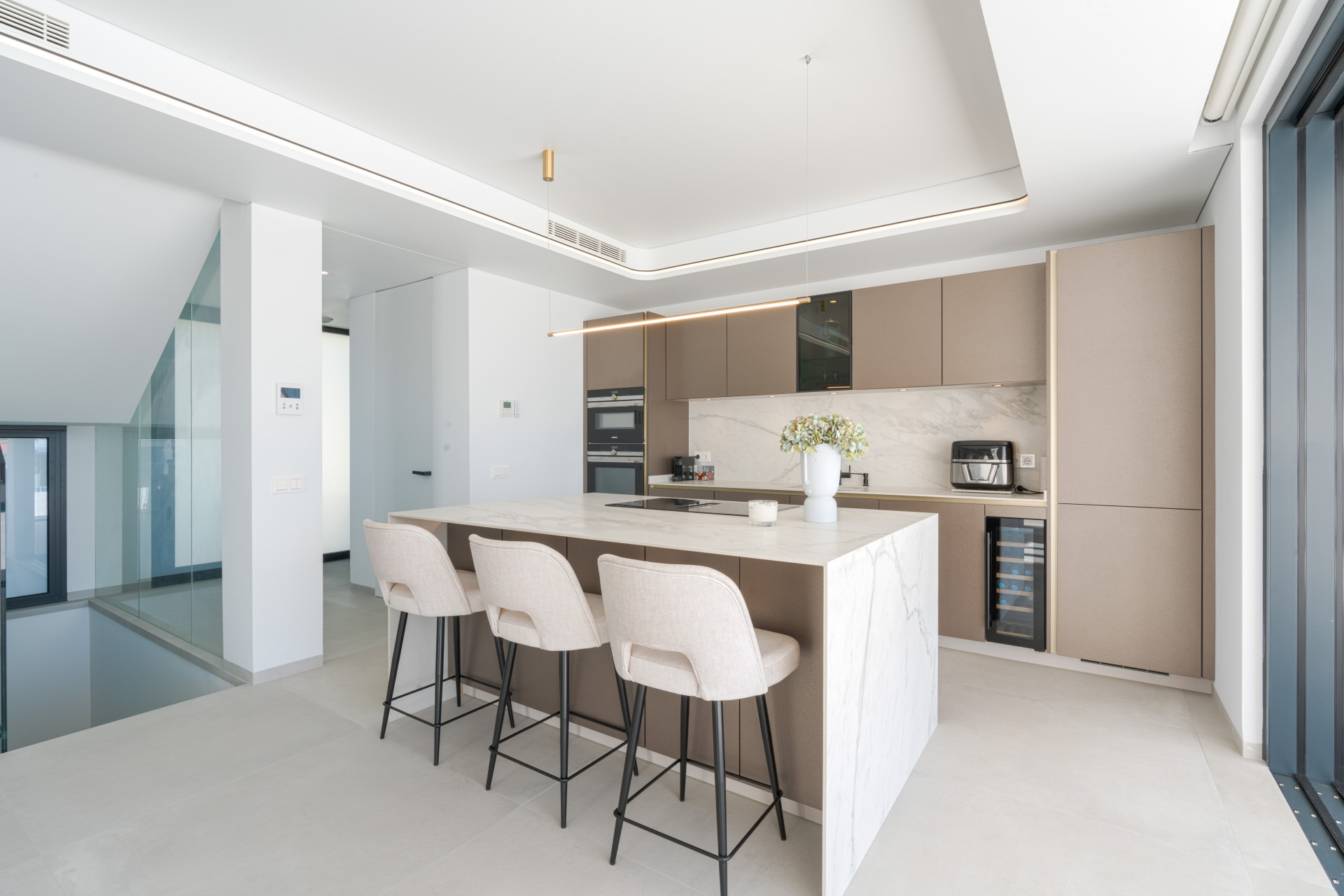 This luxury villa in La Cala de Mijas blends contemporary design, spaciousness, and comfort in a prime location. Just minutes from the beach and town center, it features bright living spaces, a private saltwater pool, and a versatile basement.