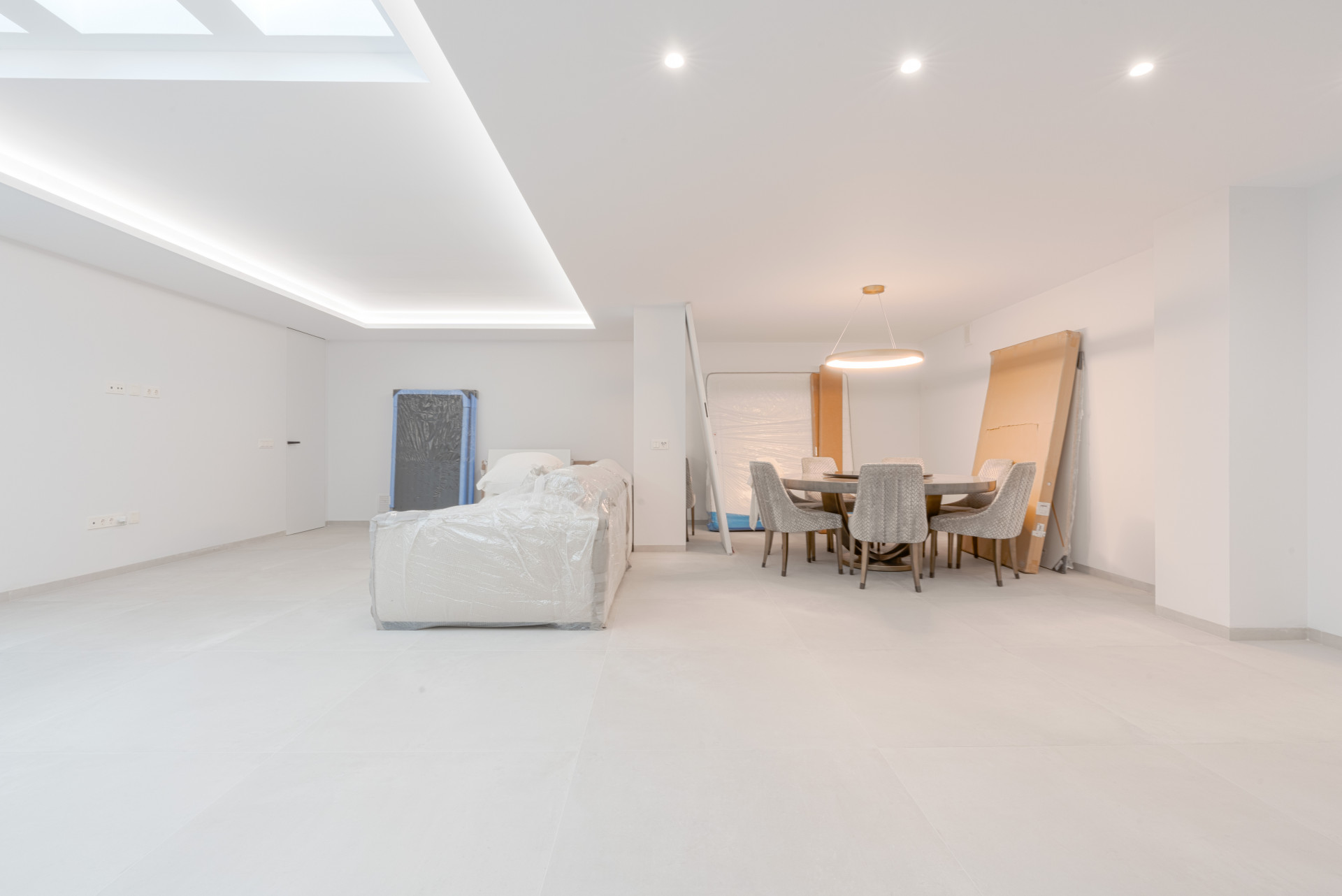 This luxury villa in La Cala de Mijas blends contemporary design, spaciousness, and comfort in a prime location. Just minutes from the beach and town center, it features bright living spaces, a private saltwater pool, and a versatile basement.