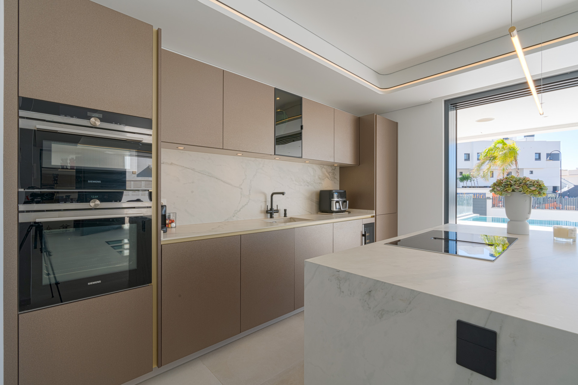 This luxury villa in La Cala de Mijas blends contemporary design, spaciousness, and comfort in a prime location. Just minutes from the beach and town center, it features bright living spaces, a private saltwater pool, and a versatile basement.