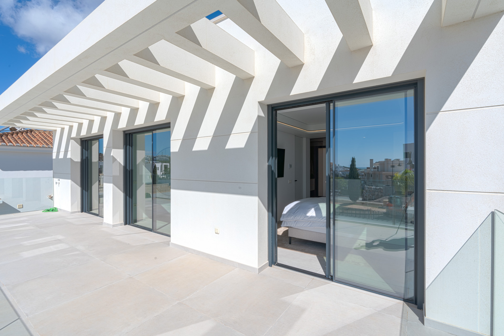 This luxury villa in La Cala de Mijas blends contemporary design, spaciousness, and comfort in a prime location. Just minutes from the beach and town center, it features bright living spaces, a private saltwater pool, and a versatile basement.