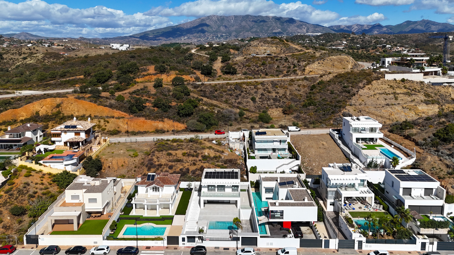 This luxury villa in La Cala de Mijas blends contemporary design, spaciousness, and comfort in a prime location. Just minutes from the beach and town center, it features bright living spaces, a private saltwater pool, and a versatile basement.
