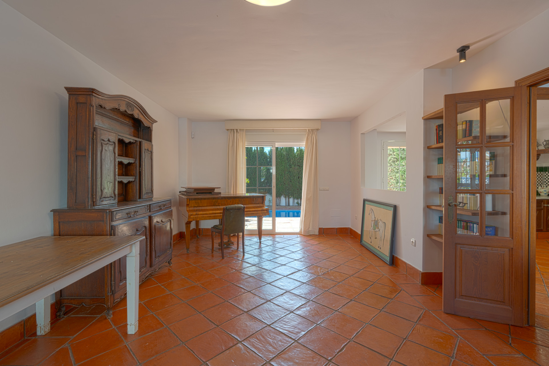 Exclusive Corner Semi-Detached Villa in San Pedro de Alcántara, Marbella Located on a privileged corner plot, this elegant semi-detached villa offers privacy, spaciousness and an excellent layout.