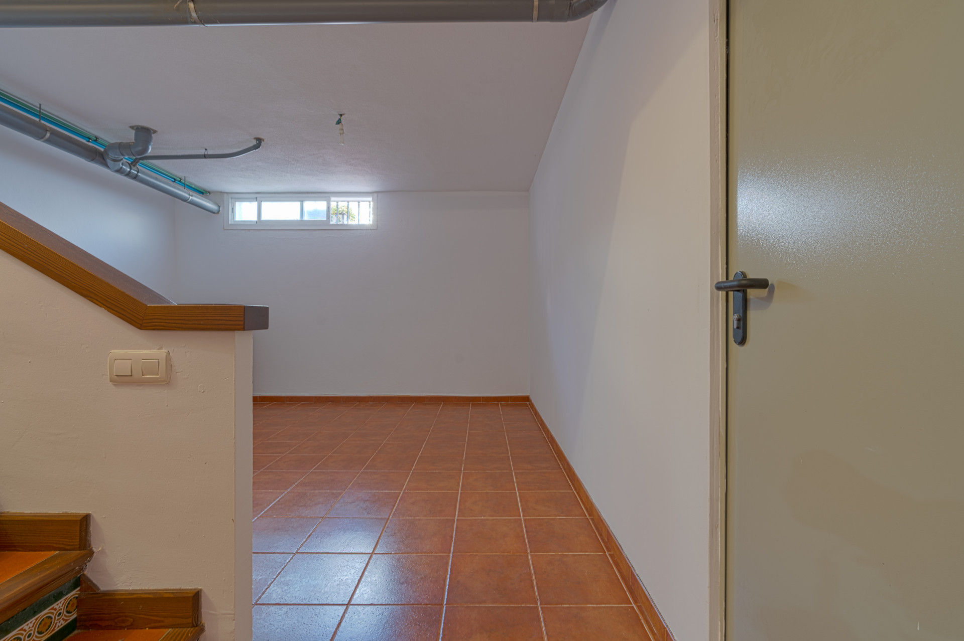 Exclusive Corner Semi-Detached Villa in San Pedro de Alcántara, Marbella Located on a privileged corner plot, this elegant semi-detached villa offers privacy, spaciousness and an excellent layout.