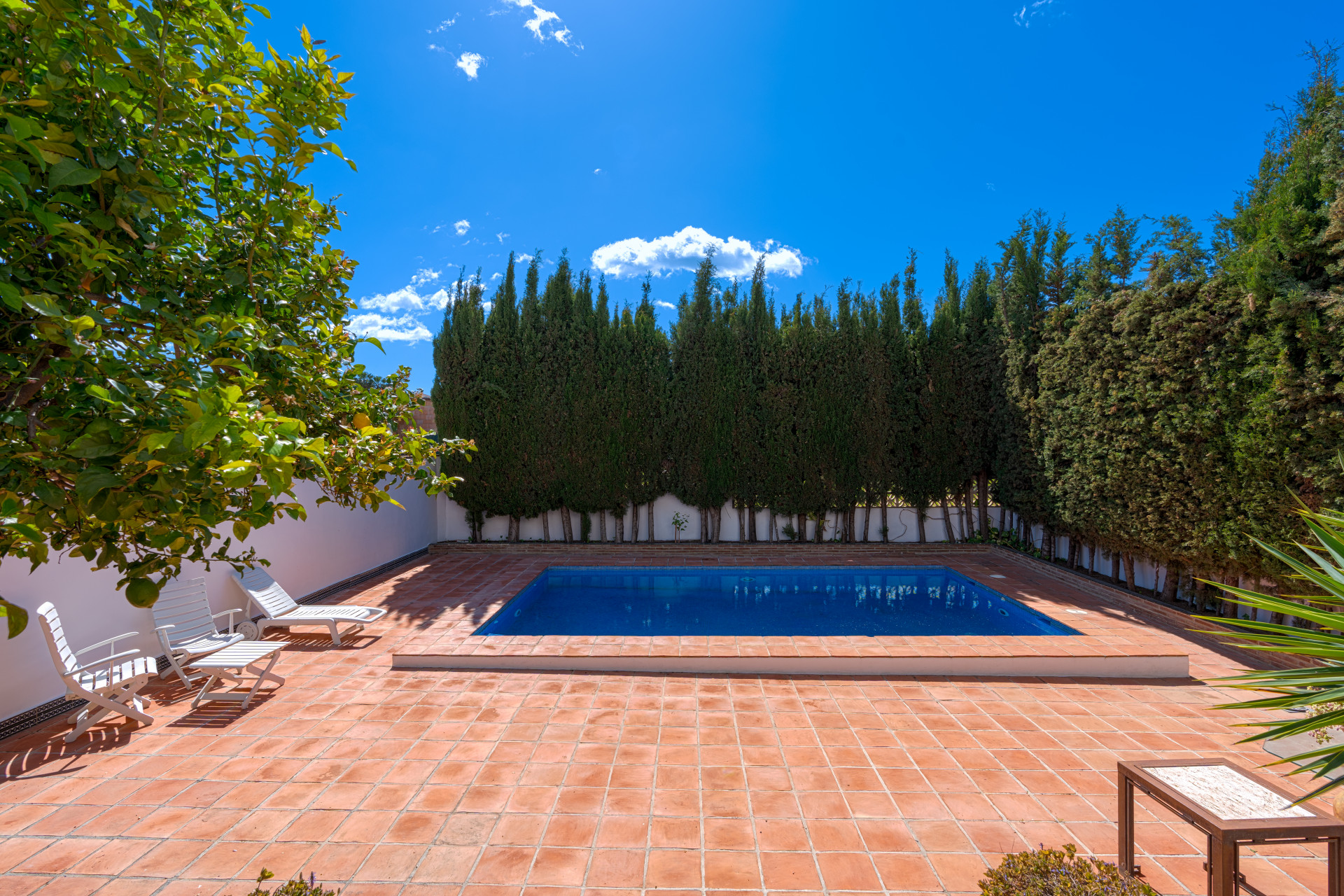 Exclusive Corner Semi-Detached Villa in San Pedro de Alcántara, Marbella Located on a privileged corner plot, this elegant semi-detached villa offers privacy, spaciousness and an excellent layout.