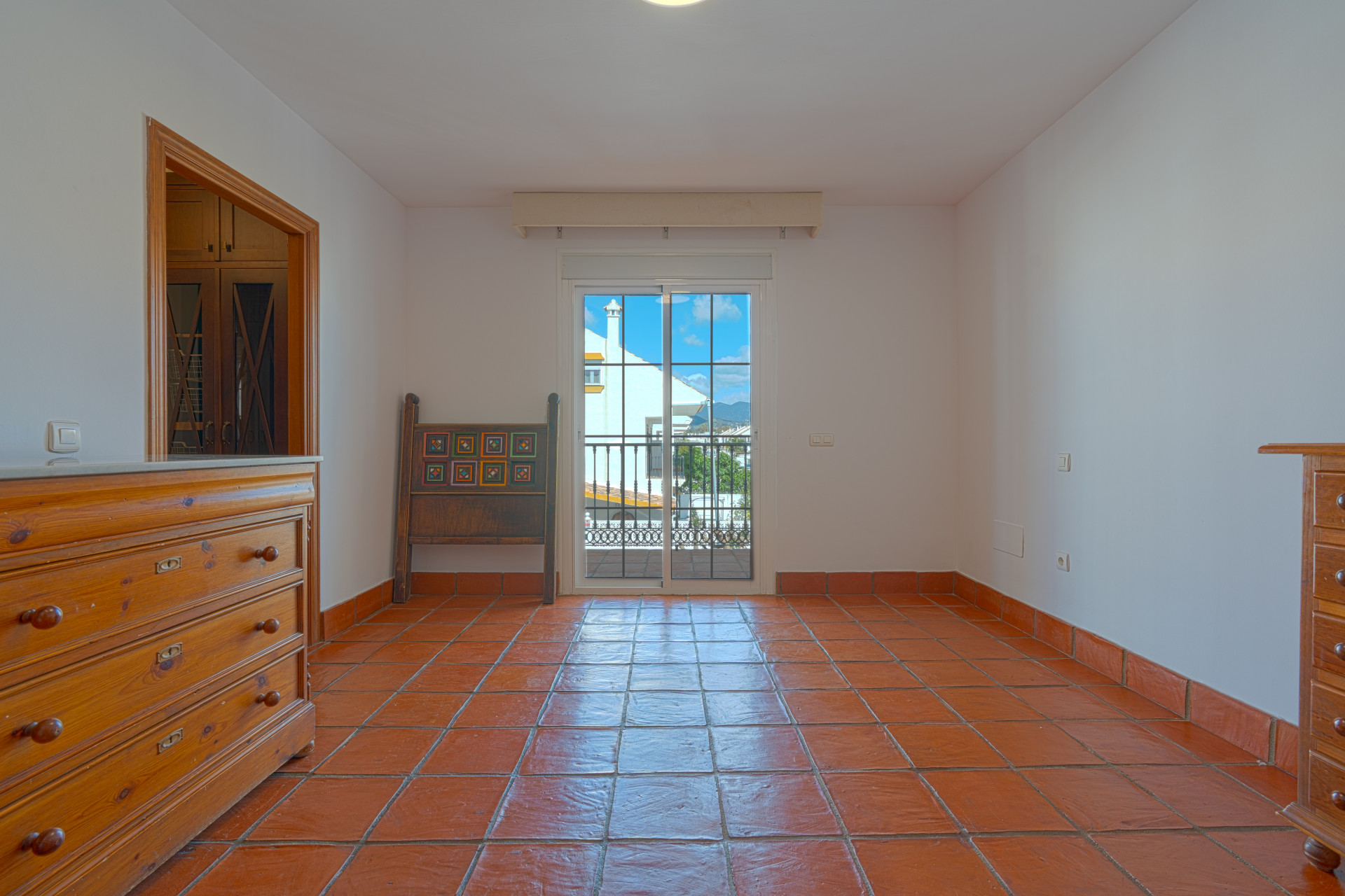 Exclusive Corner Semi-Detached Villa in San Pedro de Alcántara, Marbella Located on a privileged corner plot, this elegant semi-detached villa offers privacy, spaciousness and an excellent layout.