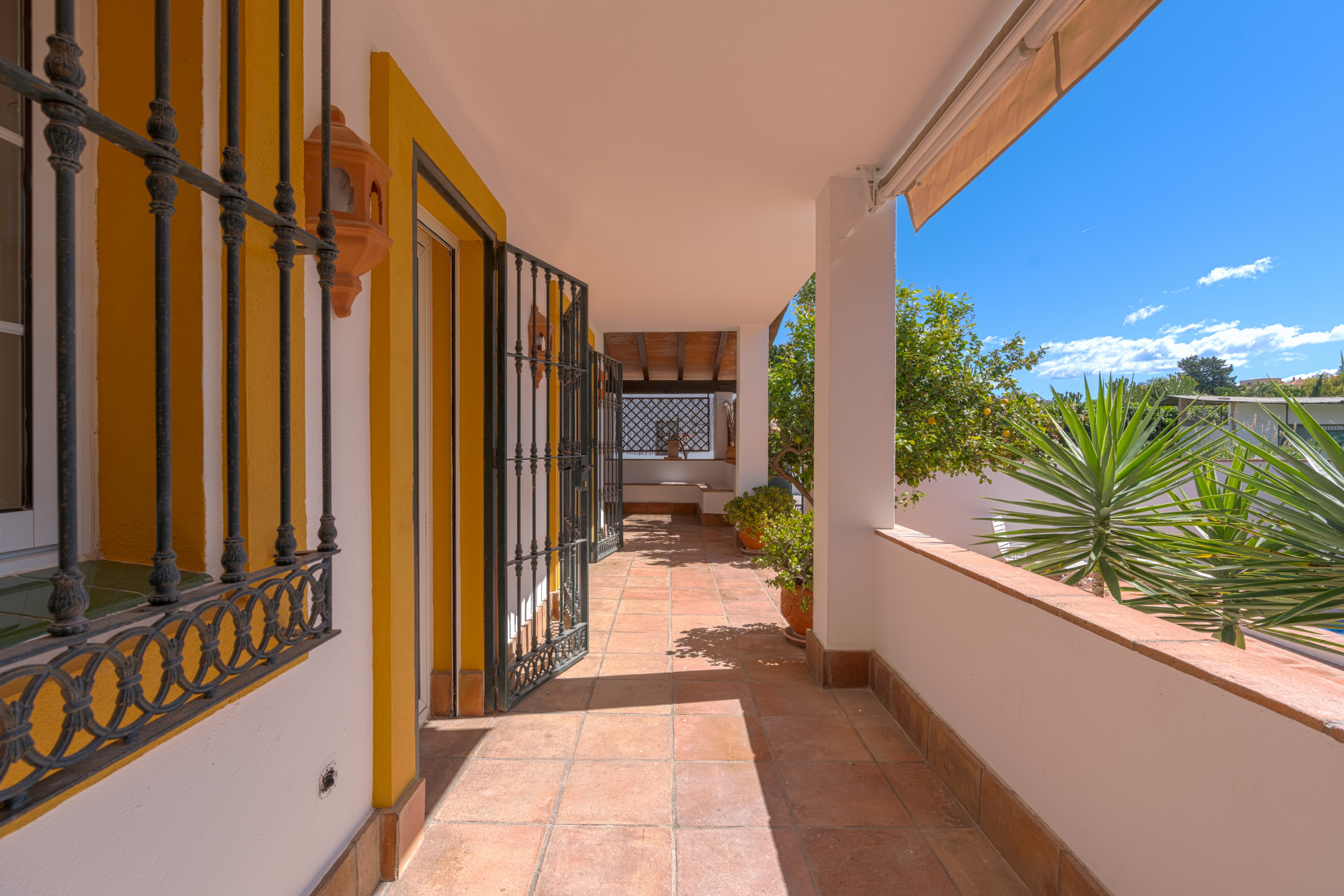 Exclusive Corner Semi-Detached Villa in San Pedro de Alcántara, Marbella Located on a privileged corner plot, this elegant semi-detached villa offers privacy, spaciousness and an excellent layout.