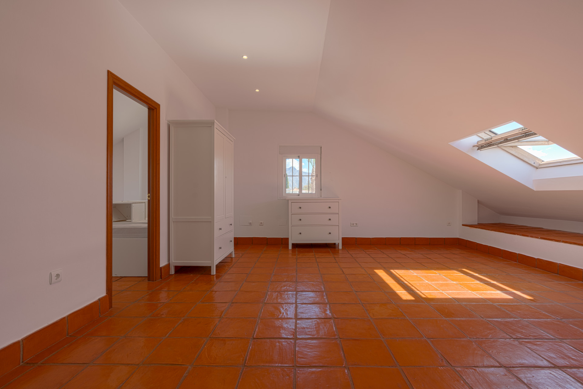 Exclusive Corner Semi-Detached Villa in San Pedro de Alcántara, Marbella Located on a privileged corner plot, this elegant semi-detached villa offers privacy, spaciousness and an excellent layout.