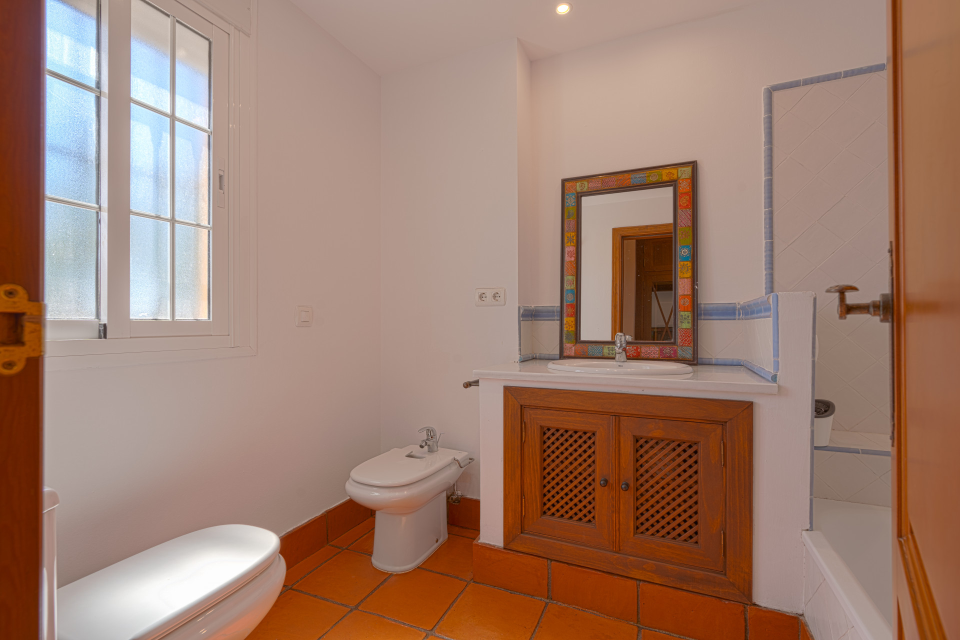 Exclusive Corner Semi-Detached Villa in San Pedro de Alcántara, Marbella Located on a privileged corner plot, this elegant semi-detached villa offers privacy, spaciousness and an excellent layout.