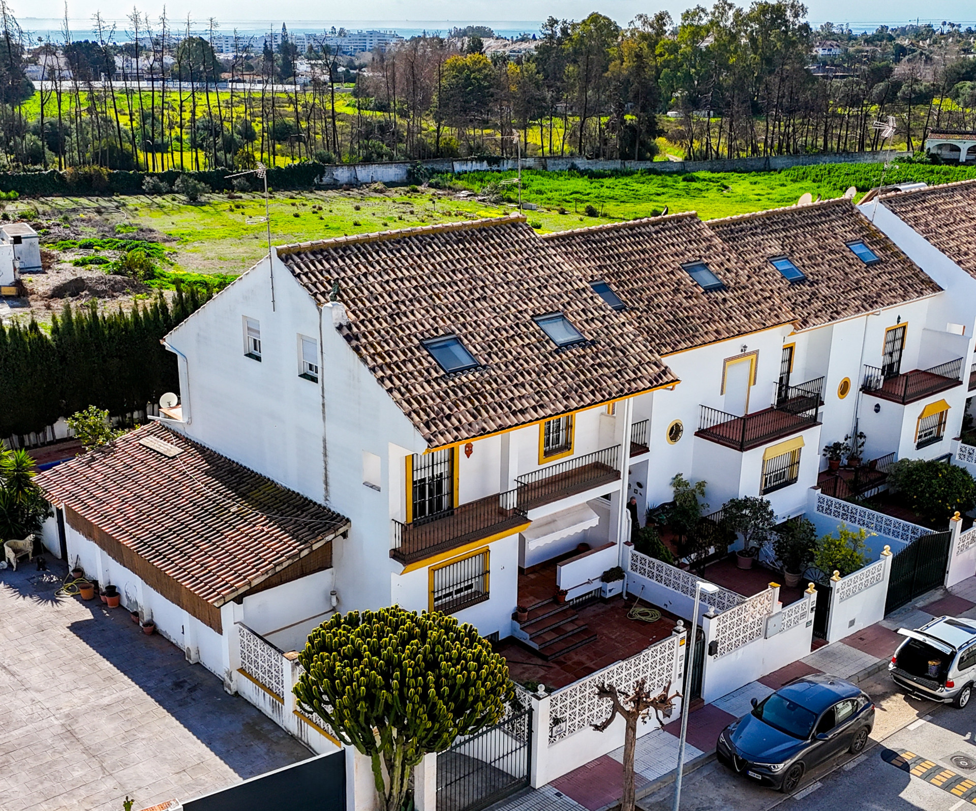 Exclusive Corner Semi-Detached Villa in San Pedro de Alcántara, Marbella Located on a privileged corner plot, this elegant semi-detached villa offers privacy, spaciousness and an excellent layout.