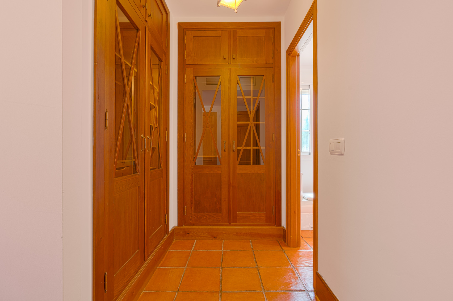 Exclusive Corner Semi-Detached Villa in San Pedro de Alcántara, Marbella Located on a privileged corner plot, this elegant semi-detached villa offers privacy, spaciousness and an excellent layout.
