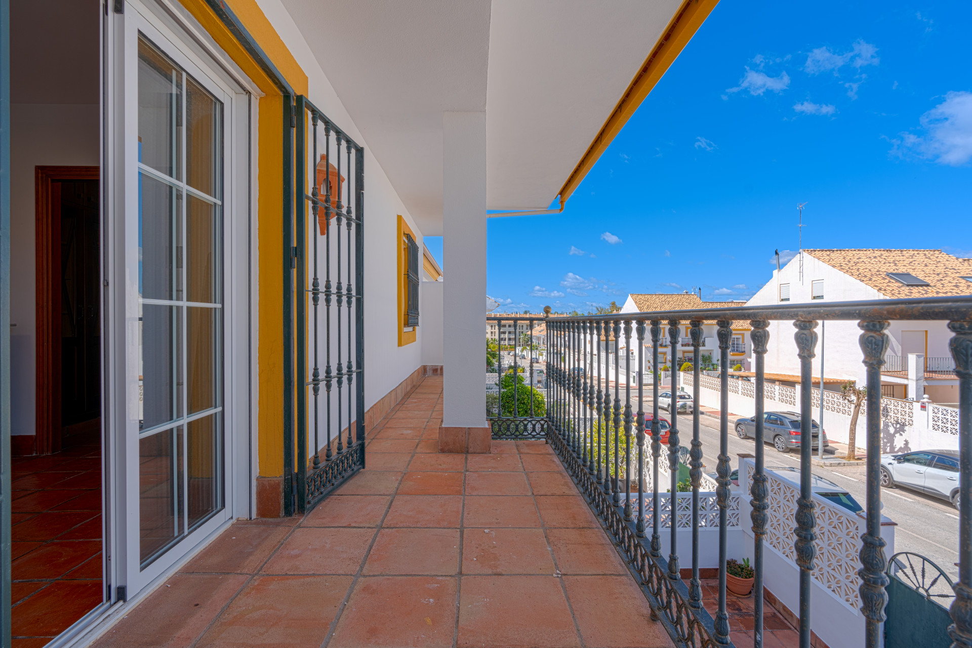 Exclusive Corner Semi-Detached Villa in San Pedro de Alcántara, Marbella Located on a privileged corner plot, this elegant semi-detached villa offers privacy, spaciousness and an excellent layout.