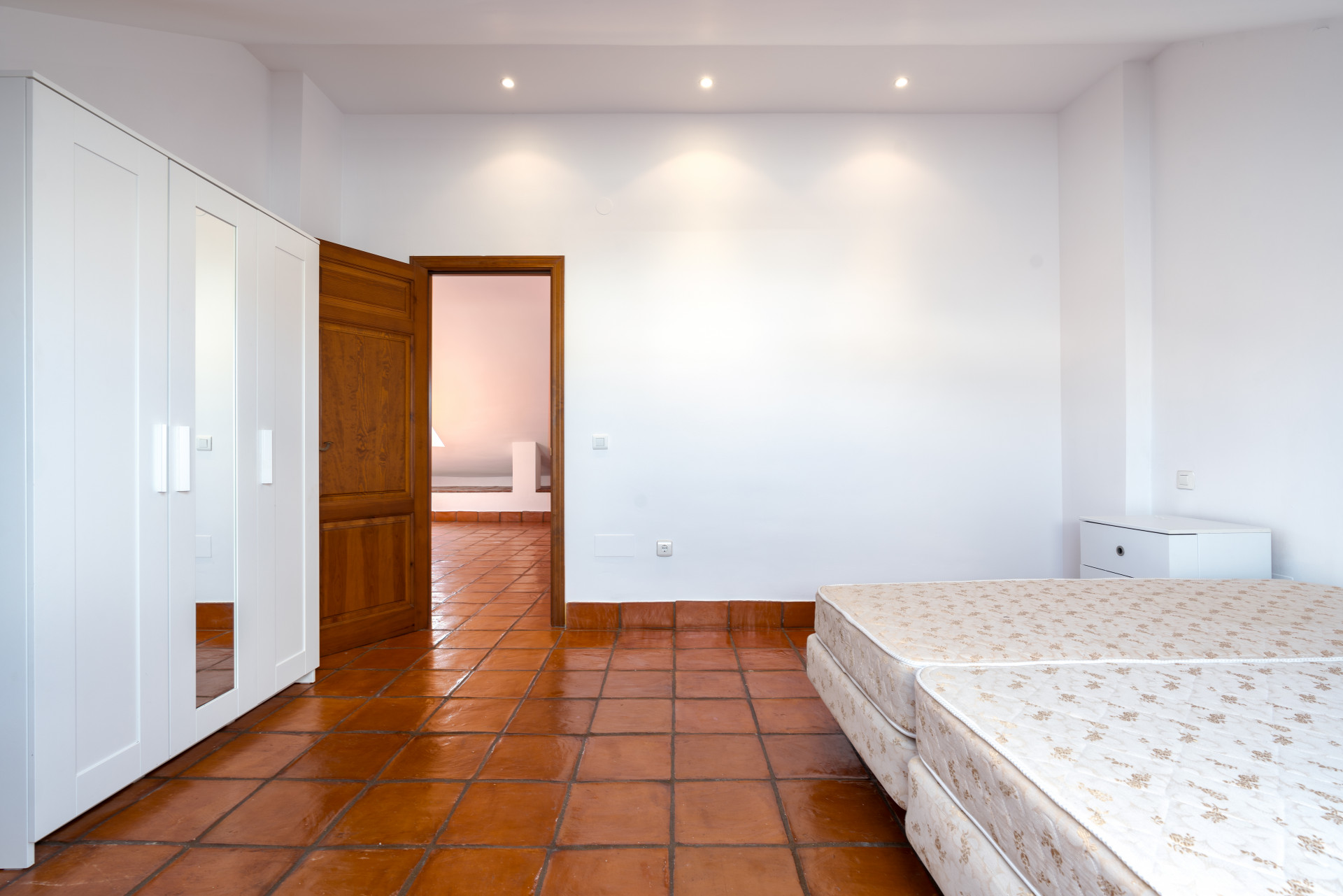 Exclusive Corner Semi-Detached Villa in San Pedro de Alcántara, Marbella Located on a privileged corner plot, this elegant semi-detached villa offers privacy, spaciousness and an excellent layout.