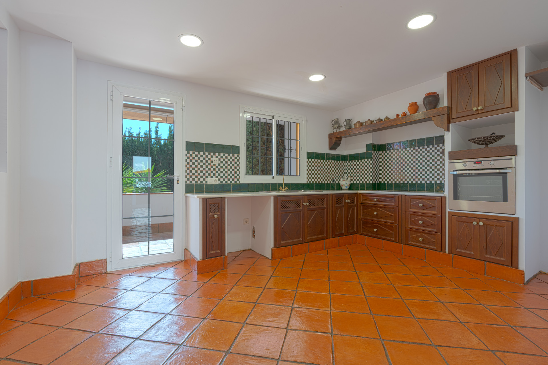 Exclusive Corner Semi-Detached Villa in San Pedro de Alcántara, Marbella Located on a privileged corner plot, this elegant semi-detached villa offers privacy, spaciousness and an excellent layout.
