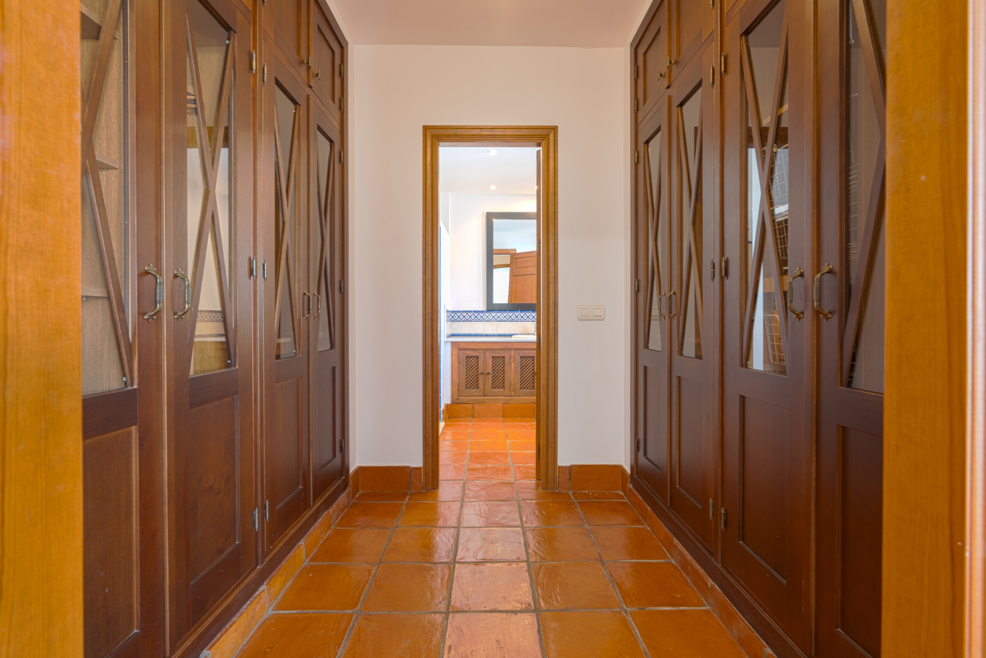 Exclusive Corner Semi-Detached Villa in San Pedro de Alcántara, Marbella Located on a privileged corner plot, this elegant semi-detached villa offers privacy, spaciousness and an excellent layout.