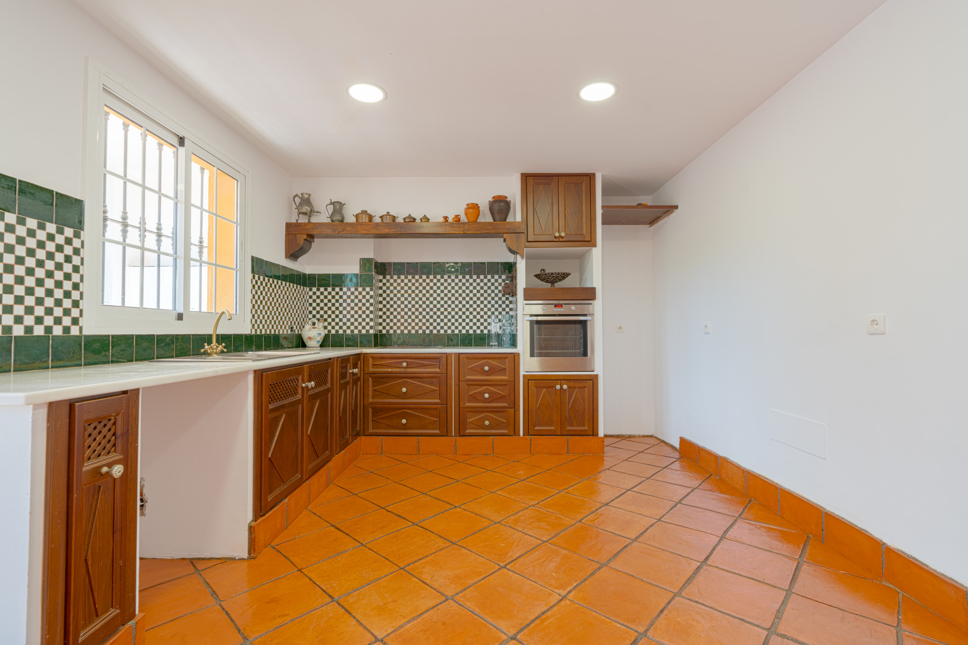 Exclusive Corner Semi-Detached Villa in San Pedro de Alcántara, Marbella Located on a privileged corner plot, this elegant semi-detached villa offers privacy, spaciousness and an excellent layout.