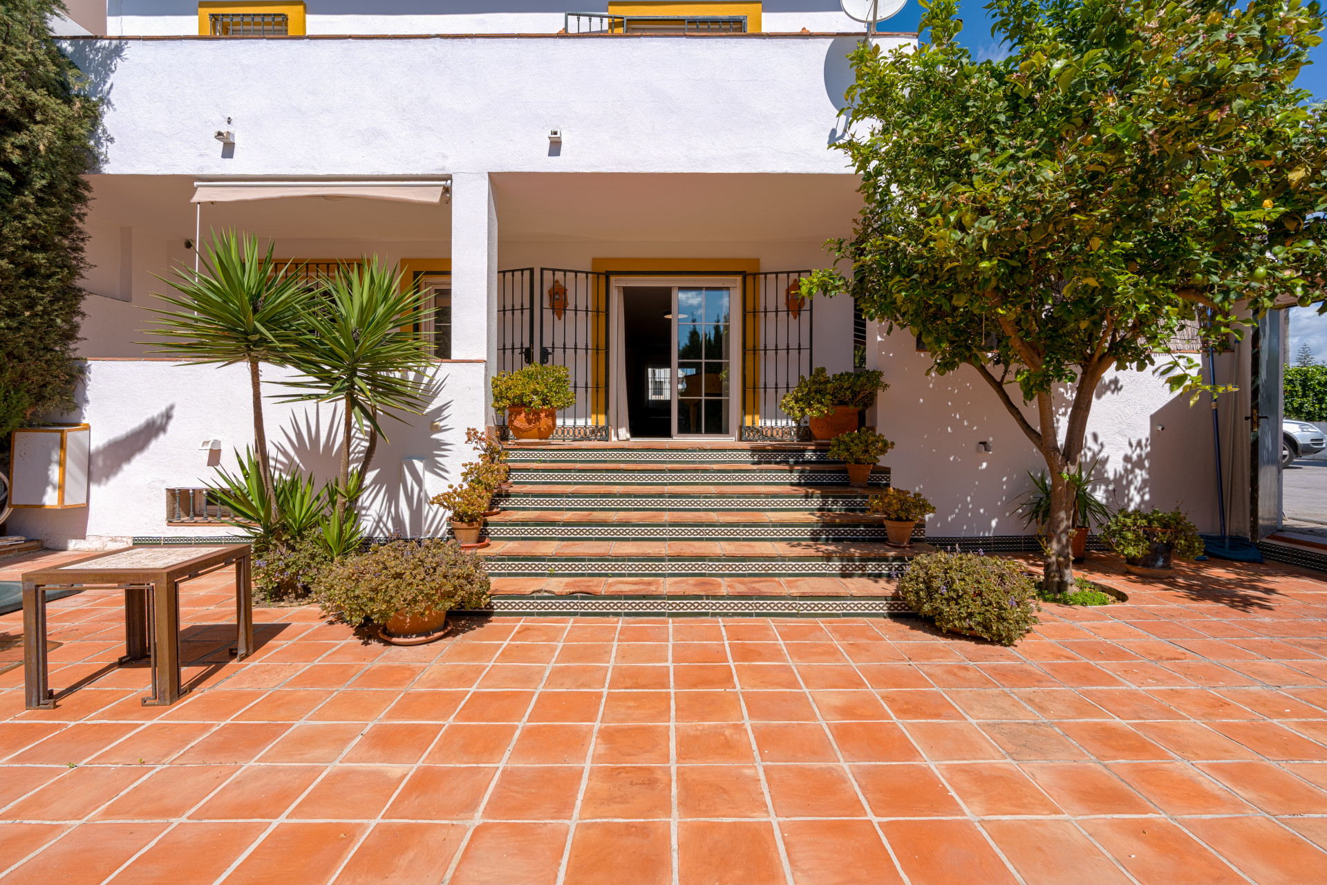 Exclusive Corner Semi-Detached Villa in San Pedro de Alcántara, Marbella Located on a privileged corner plot, this elegant semi-detached villa offers privacy, spaciousness and an excellent layout.