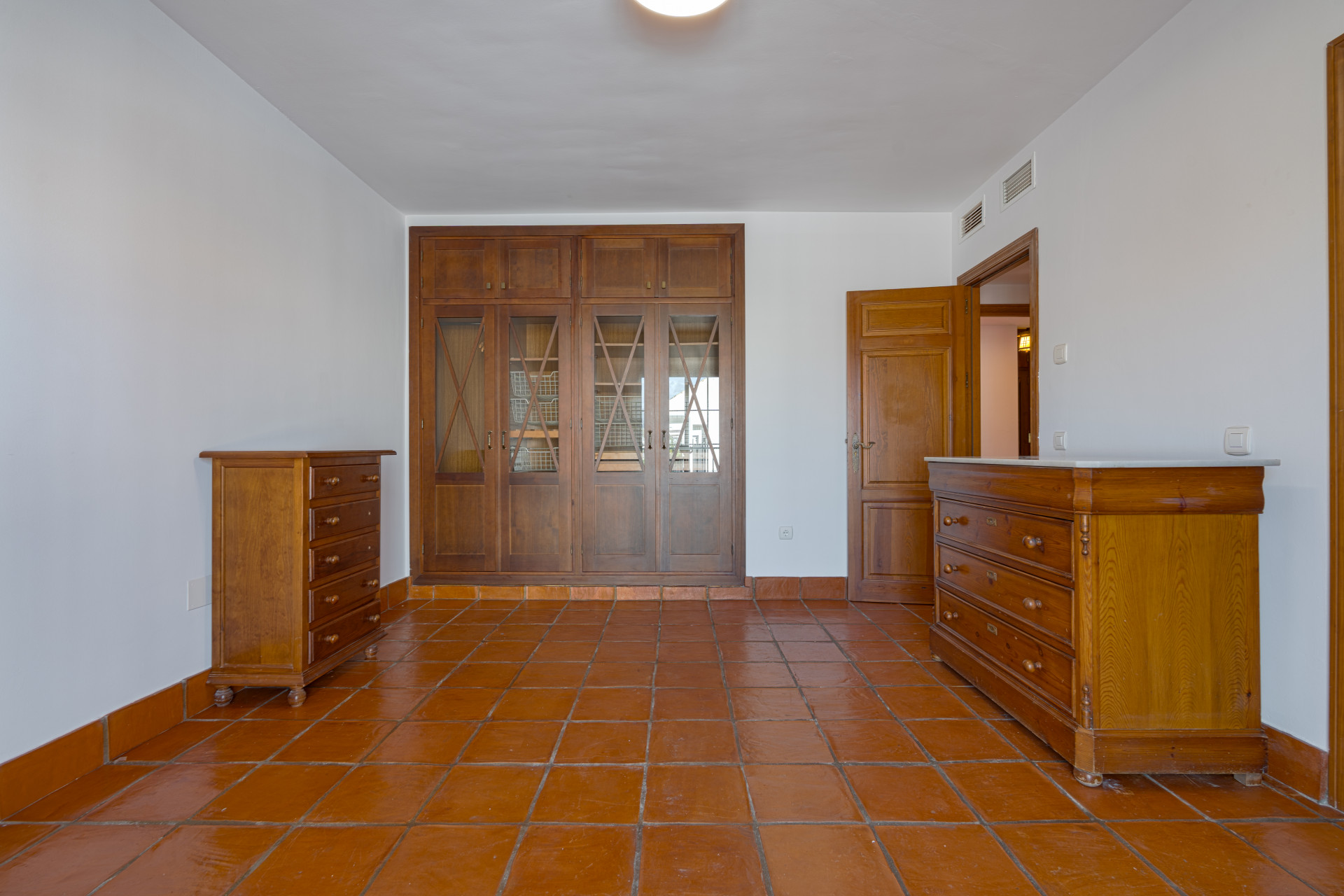 Exclusive Corner Semi-Detached Villa in San Pedro de Alcántara, Marbella Located on a privileged corner plot, this elegant semi-detached villa offers privacy, spaciousness and an excellent layout.