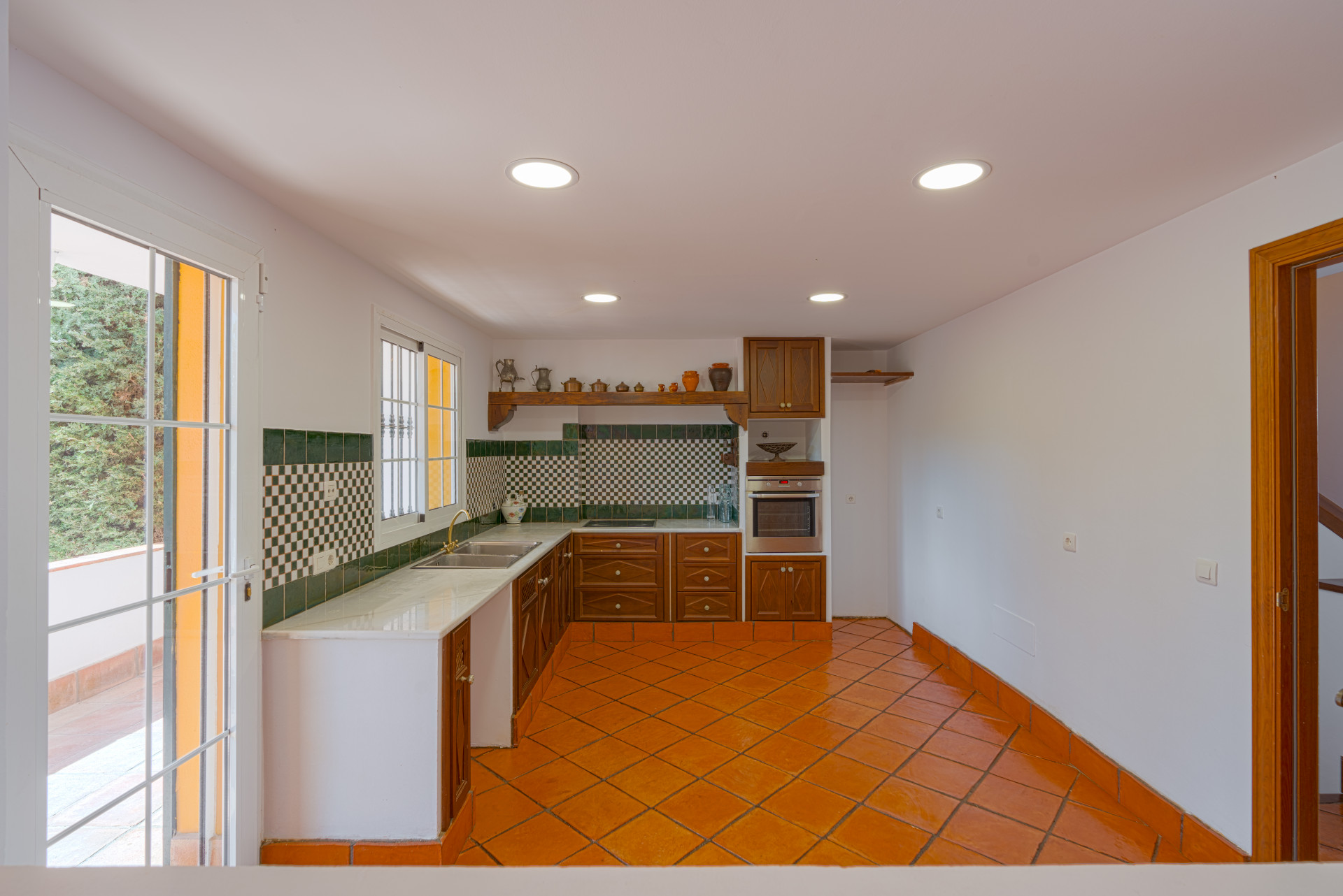 Exclusive Corner Semi-Detached Villa in San Pedro de Alcántara, Marbella Located on a privileged corner plot, this elegant semi-detached villa offers privacy, spaciousness and an excellent layout.