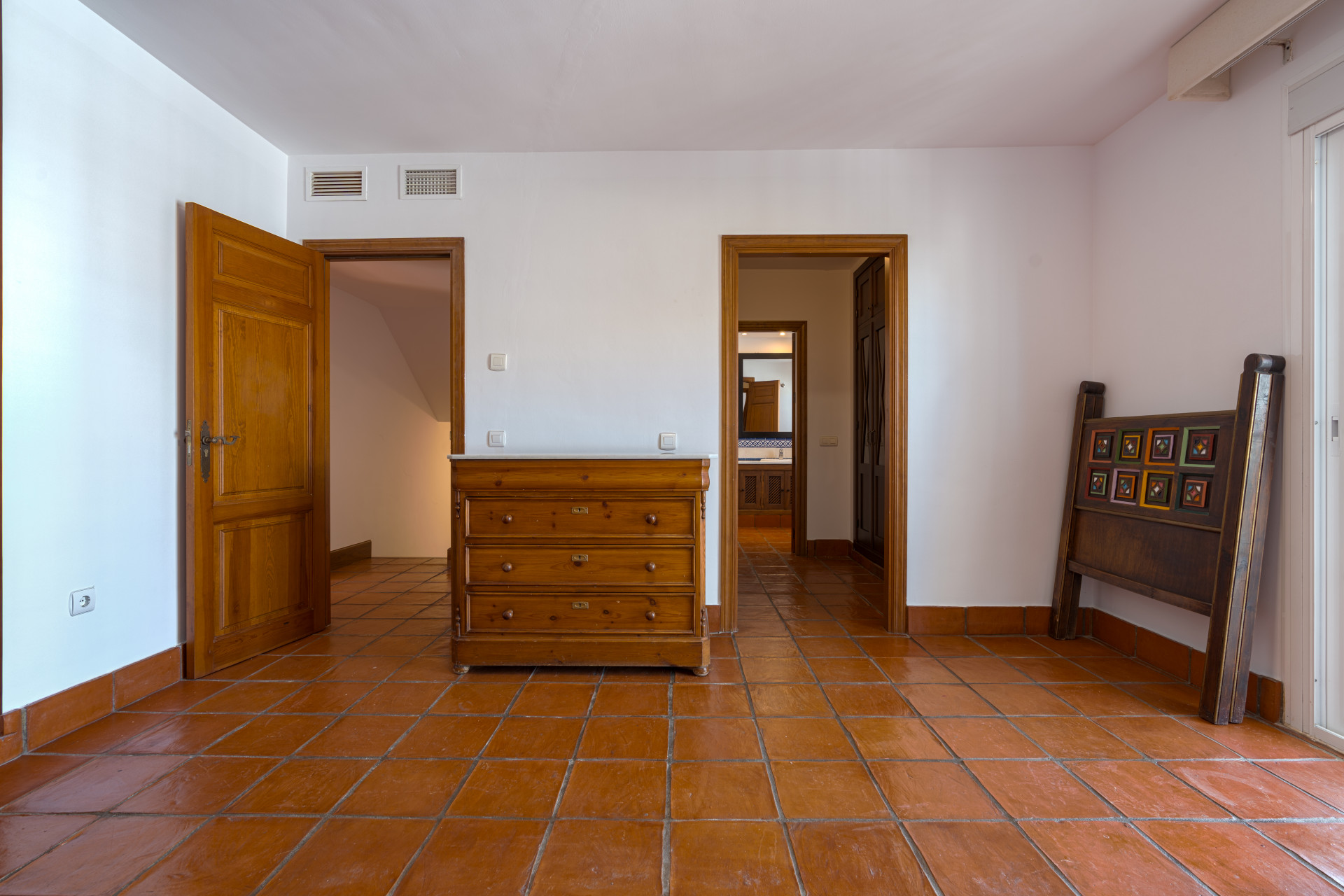 Exclusive Corner Semi-Detached Villa in San Pedro de Alcántara, Marbella Located on a privileged corner plot, this elegant semi-detached villa offers privacy, spaciousness and an excellent layout.