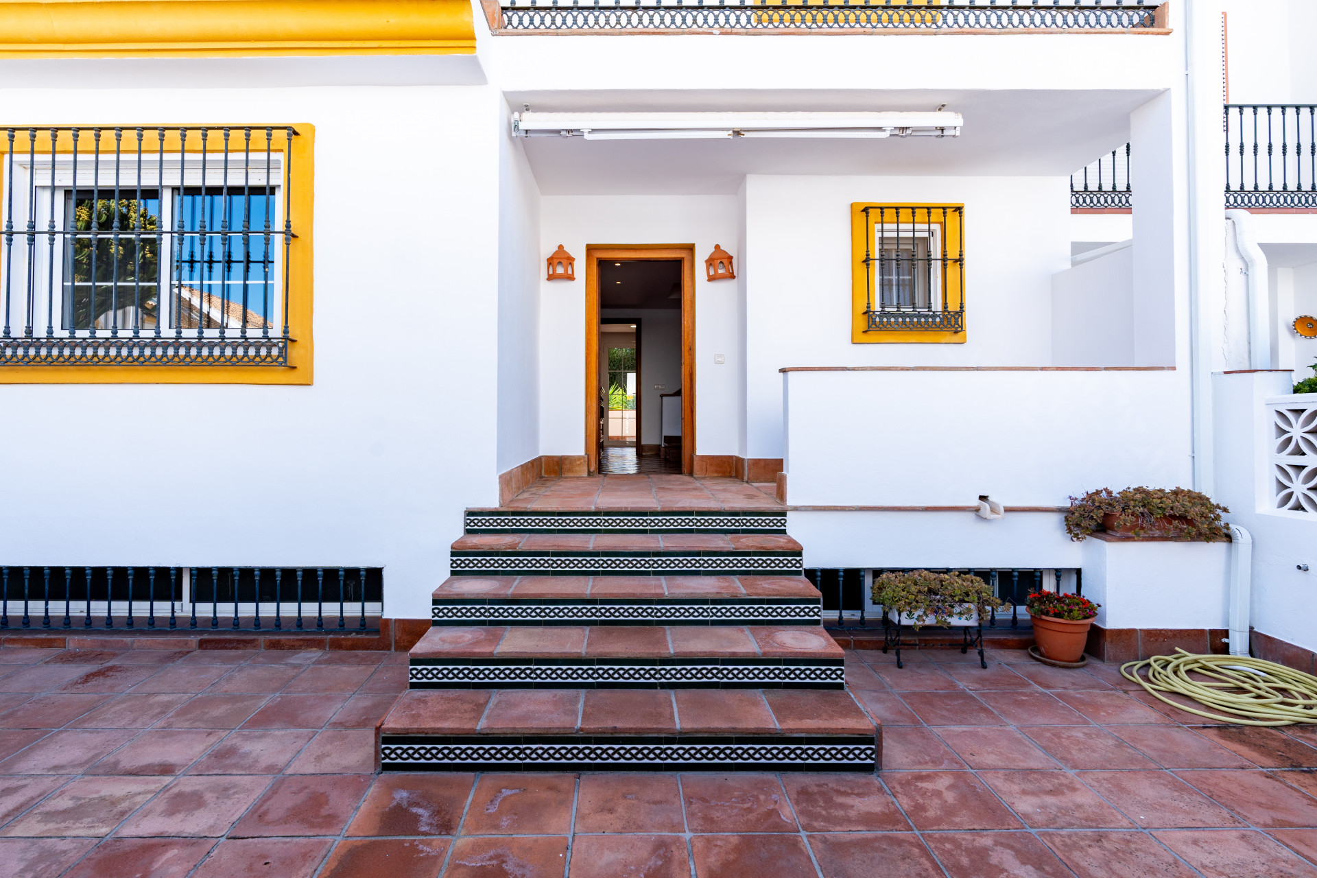Exclusive Corner Semi-Detached Villa in San Pedro de Alcántara, Marbella Located on a privileged corner plot, this elegant semi-detached villa offers privacy, spaciousness and an excellent layout.