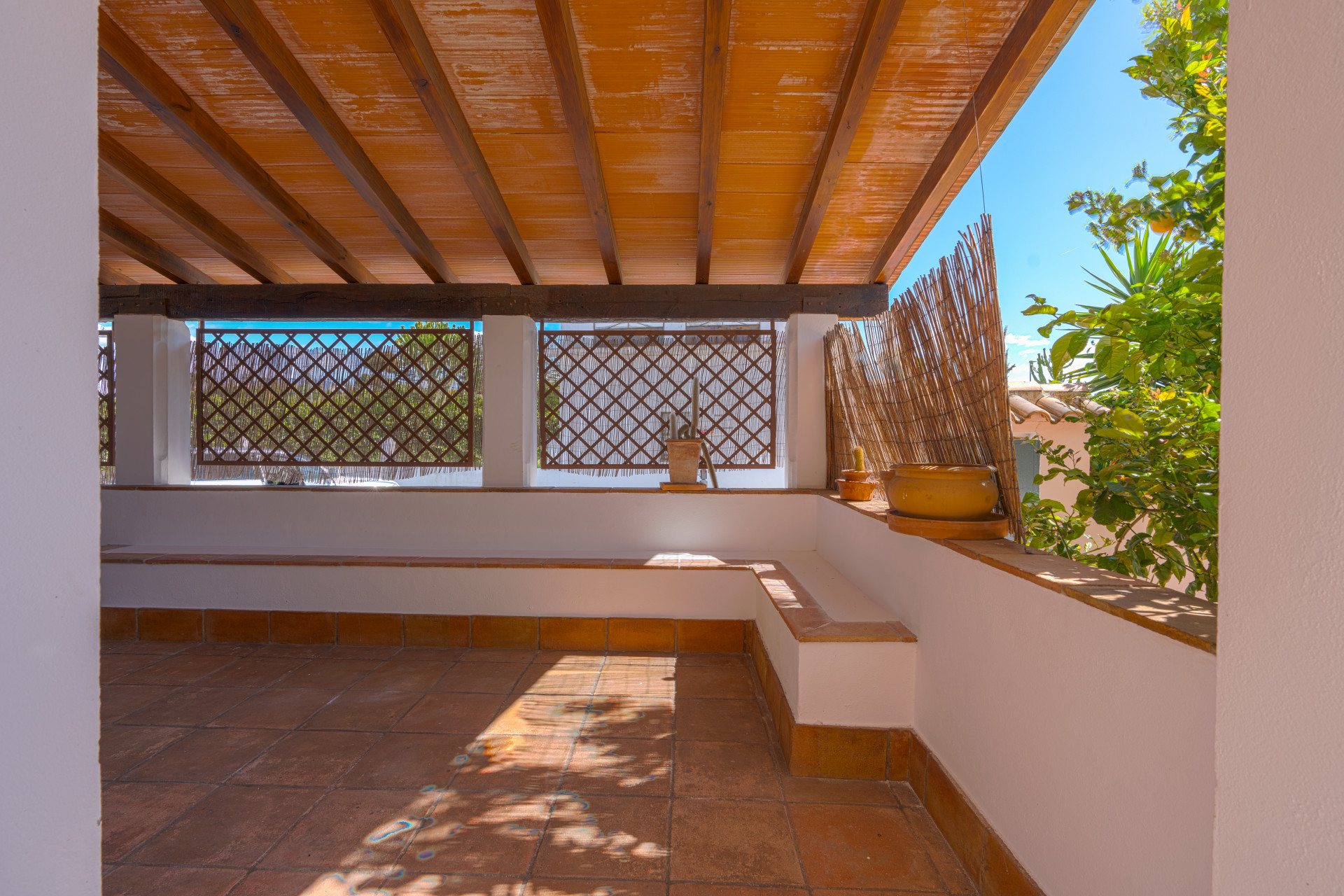 Exclusive Corner Semi-Detached Villa in San Pedro de Alcántara, Marbella Located on a privileged corner plot, this elegant semi-detached villa offers privacy, spaciousness and an excellent layout.