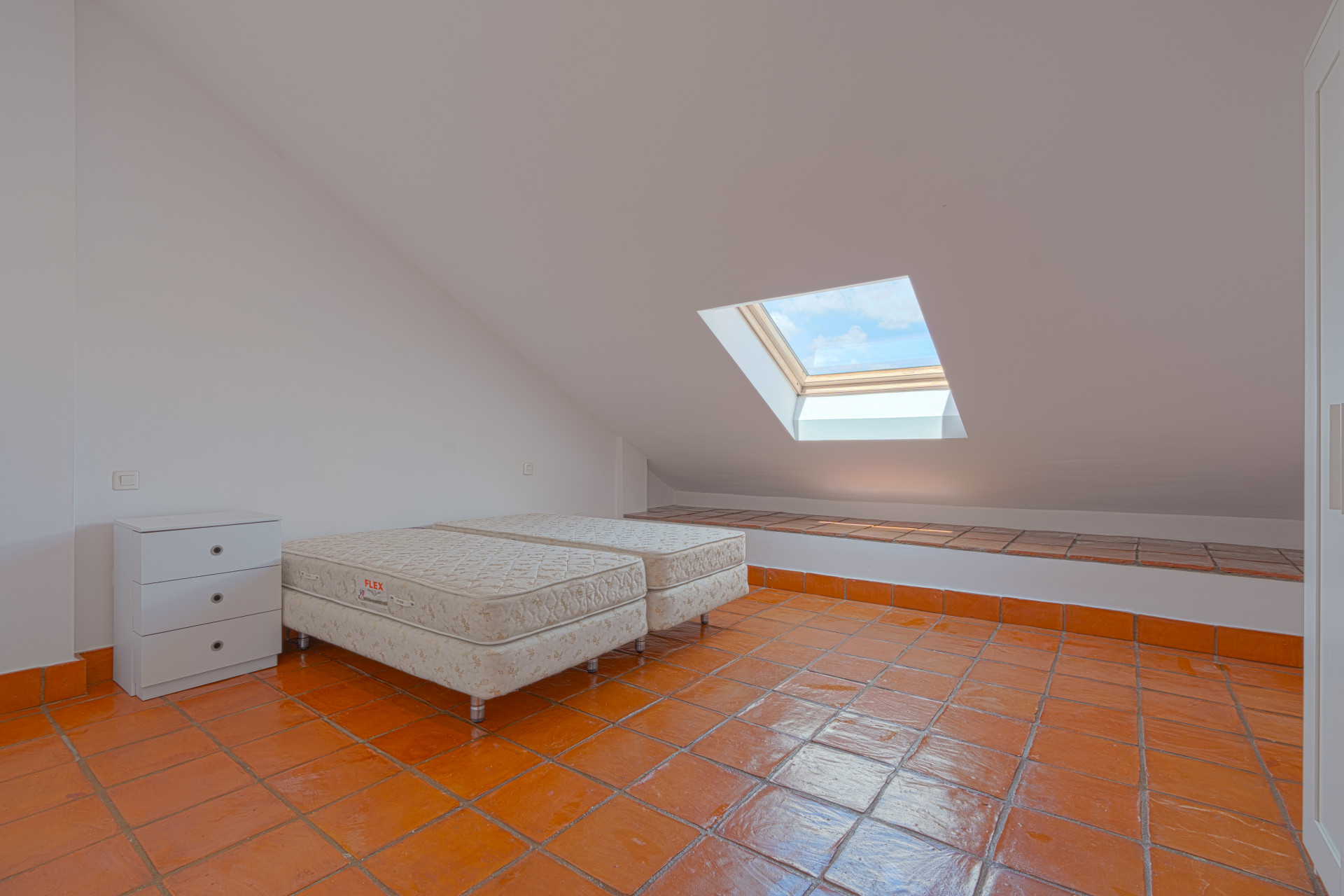 Exclusive Corner Semi-Detached Villa in San Pedro de Alcántara, Marbella Located on a privileged corner plot, this elegant semi-detached villa offers privacy, spaciousness and an excellent layout.