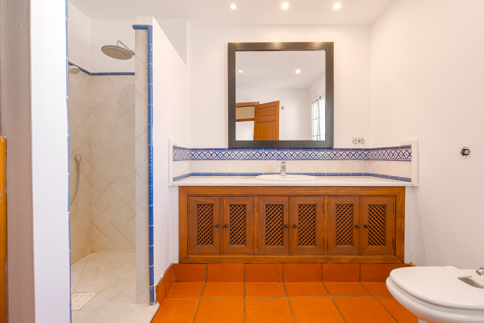 Exclusive Corner Semi-Detached Villa in San Pedro de Alcántara, Marbella Located on a privileged corner plot, this elegant semi-detached villa offers privacy, spaciousness and an excellent layout.