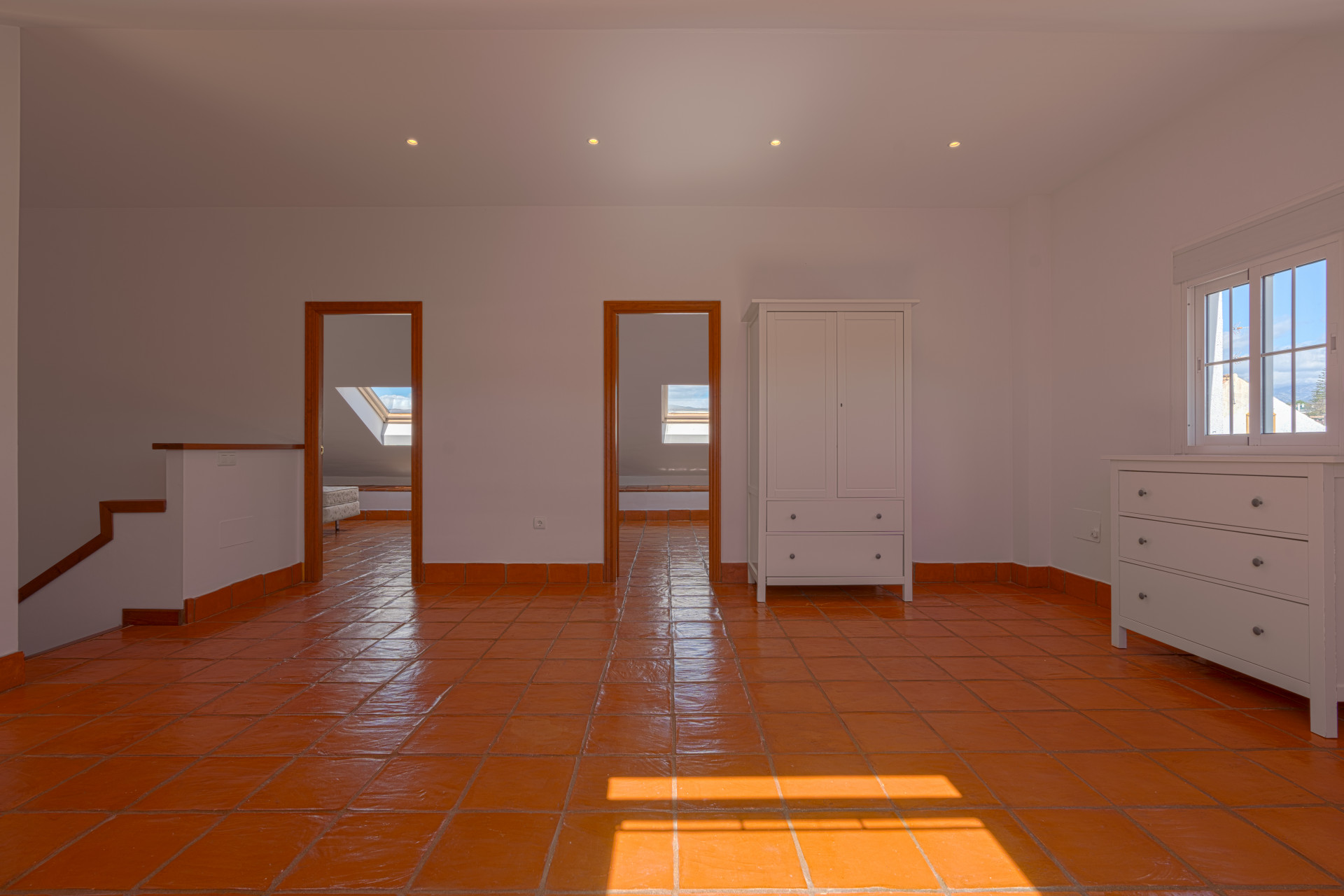 Exclusive Corner Semi-Detached Villa in San Pedro de Alcántara, Marbella Located on a privileged corner plot, this elegant semi-detached villa offers privacy, spaciousness and an excellent layout.