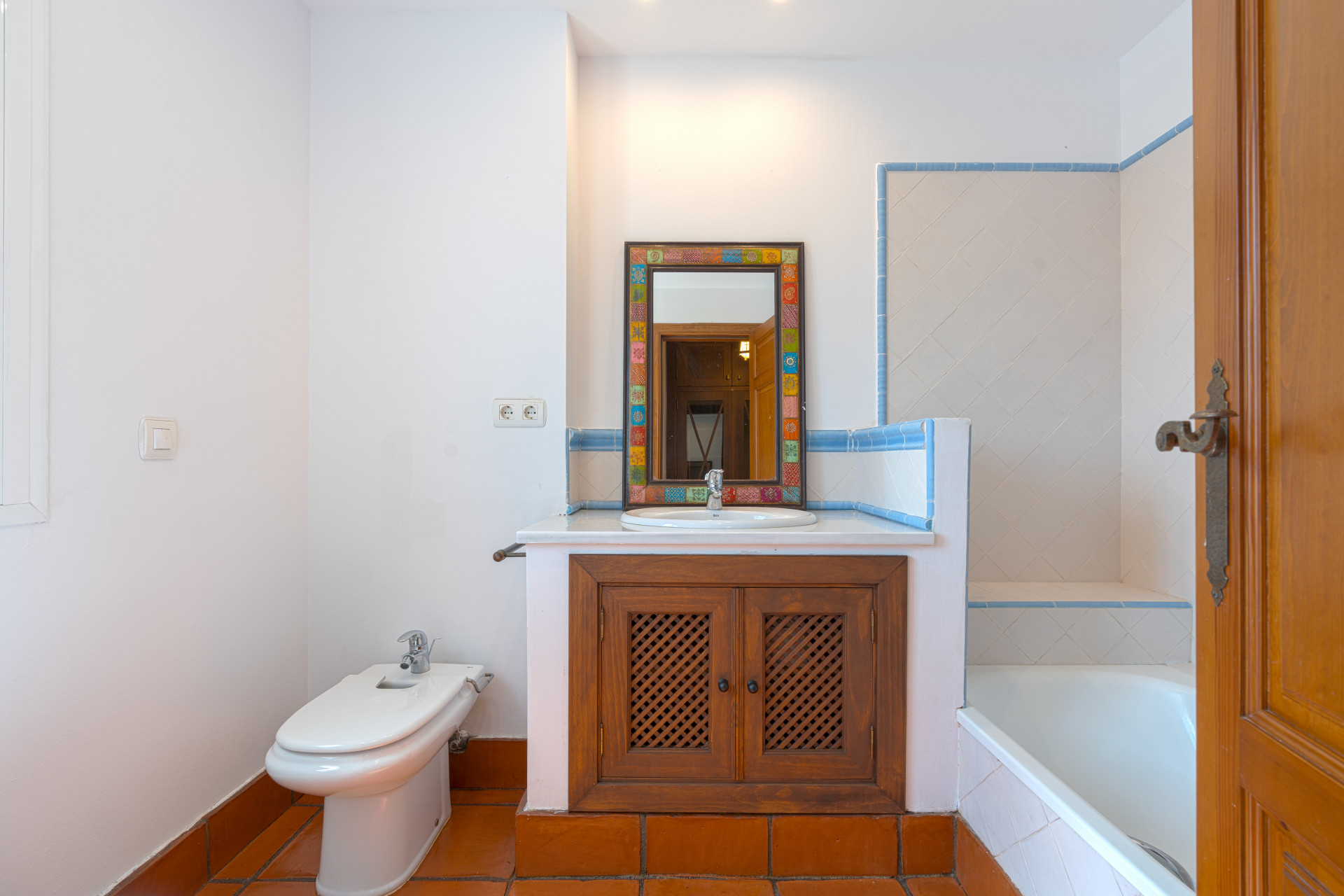 Exclusive Corner Semi-Detached Villa in San Pedro de Alcántara, Marbella Located on a privileged corner plot, this elegant semi-detached villa offers privacy, spaciousness and an excellent layout.