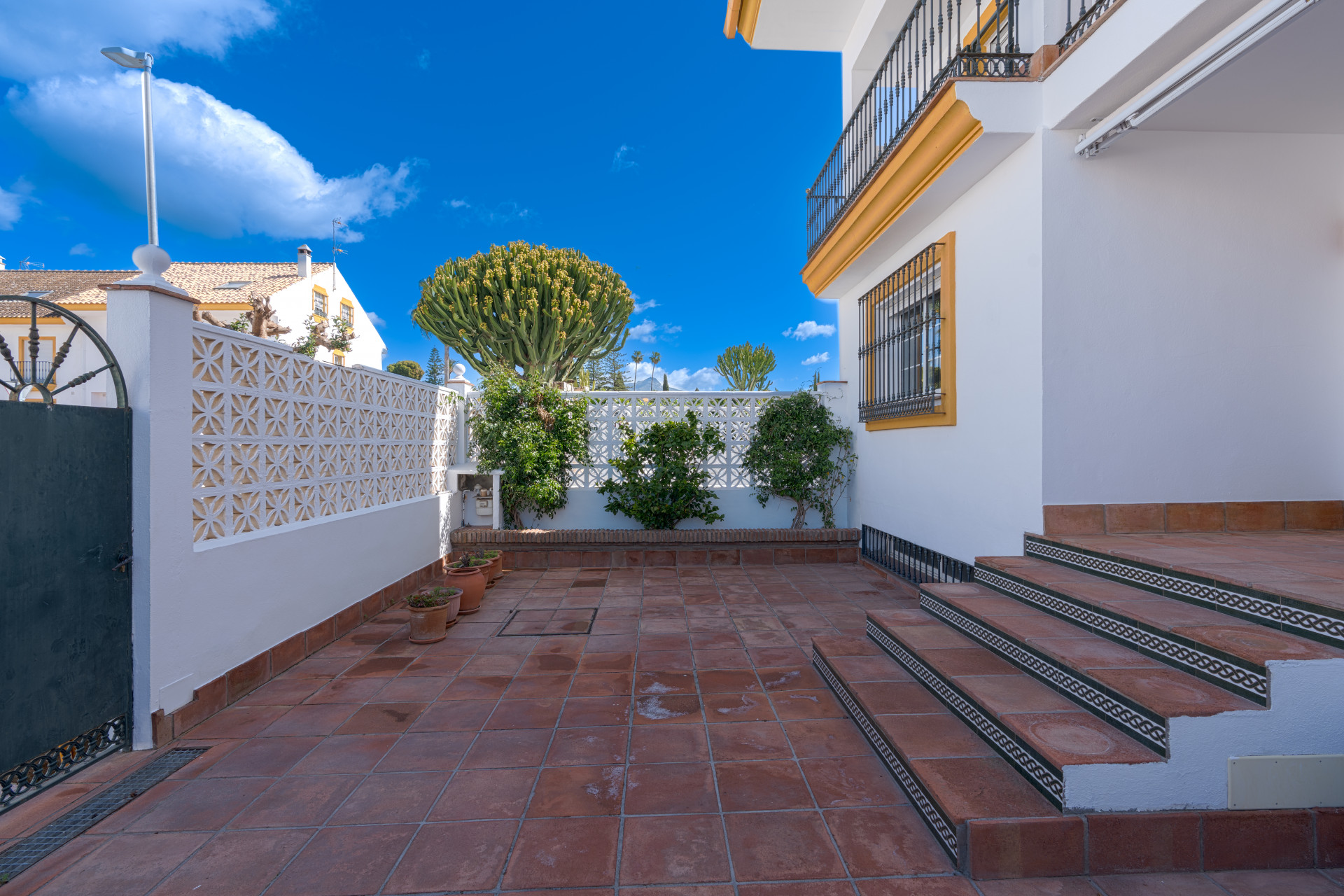 Exclusive Corner Semi-Detached Villa in San Pedro de Alcántara, Marbella Located on a privileged corner plot, this elegant semi-detached villa offers privacy, spaciousness and an excellent layout.