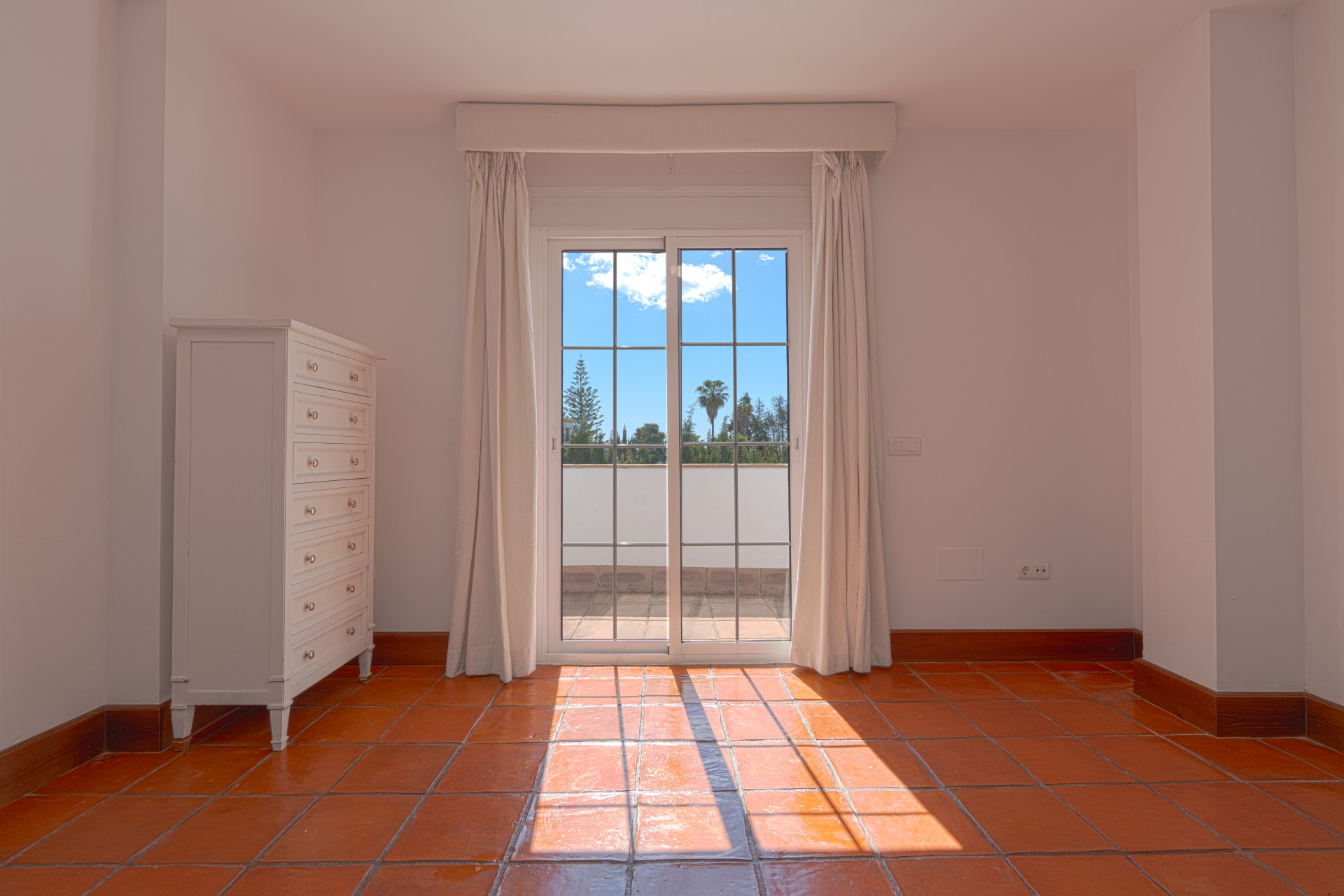 Exclusive Corner Semi-Detached Villa in San Pedro de Alcántara, Marbella Located on a privileged corner plot, this elegant semi-detached villa offers privacy, spaciousness and an excellent layout.