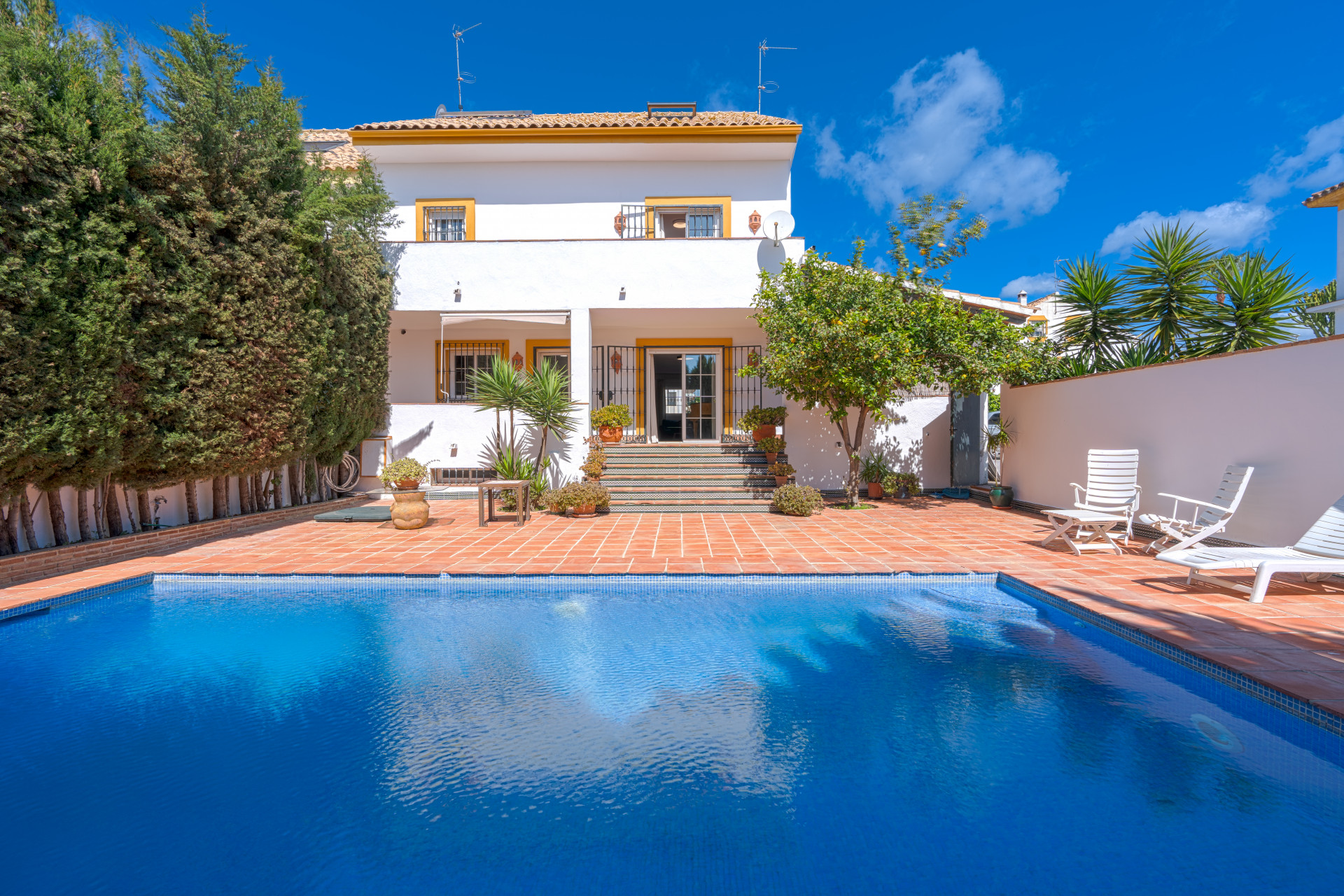 Exclusive Corner Semi-Detached Villa in San Pedro de Alcántara, Marbella Located on a privileged corner plot, this elegant semi-detached villa offers privacy, spaciousness and an excellent layout.