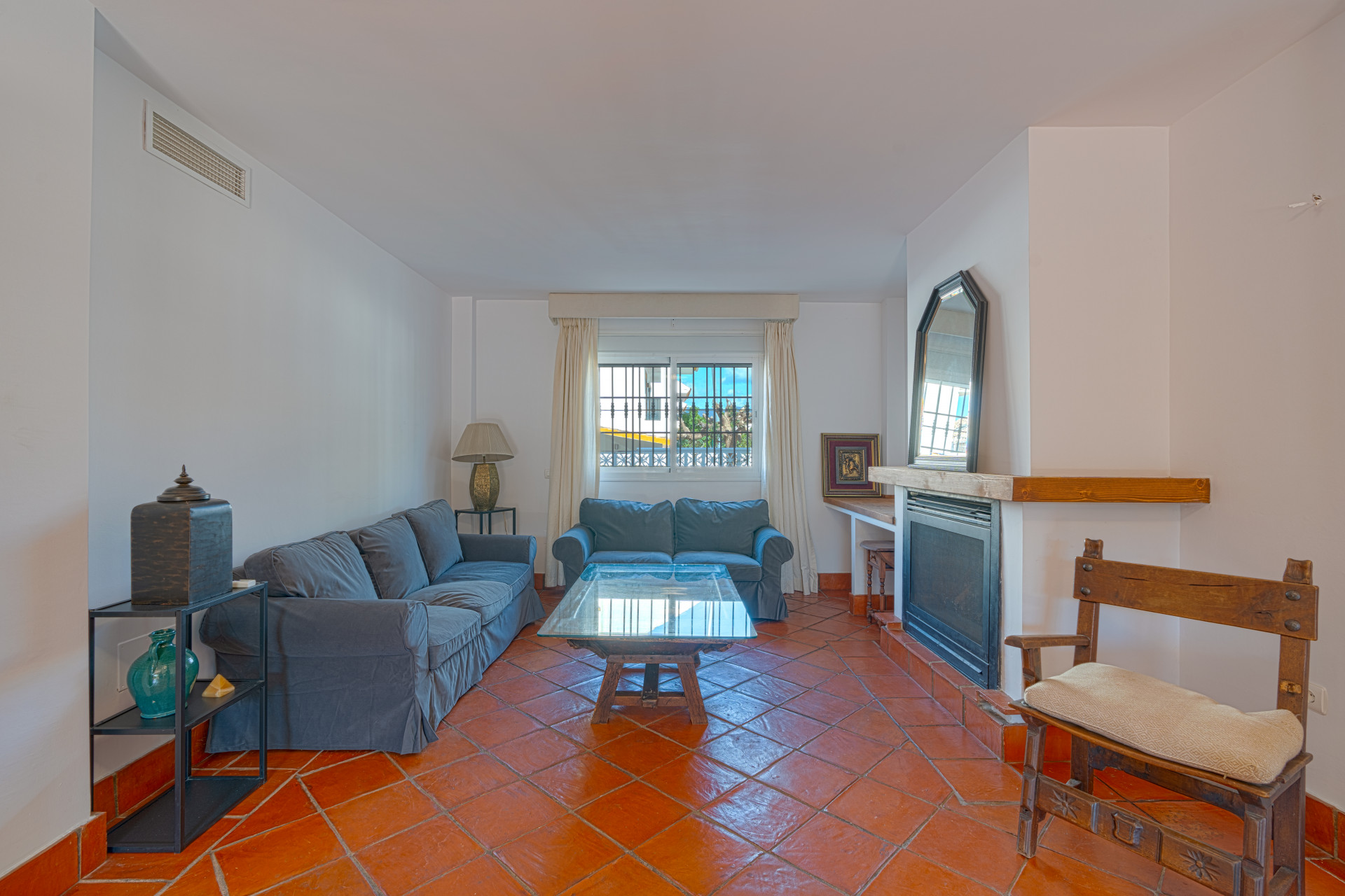 Exclusive Corner Semi-Detached Villa in San Pedro de Alcántara, Marbella Located on a privileged corner plot, this elegant semi-detached villa offers privacy, spaciousness and an excellent layout.